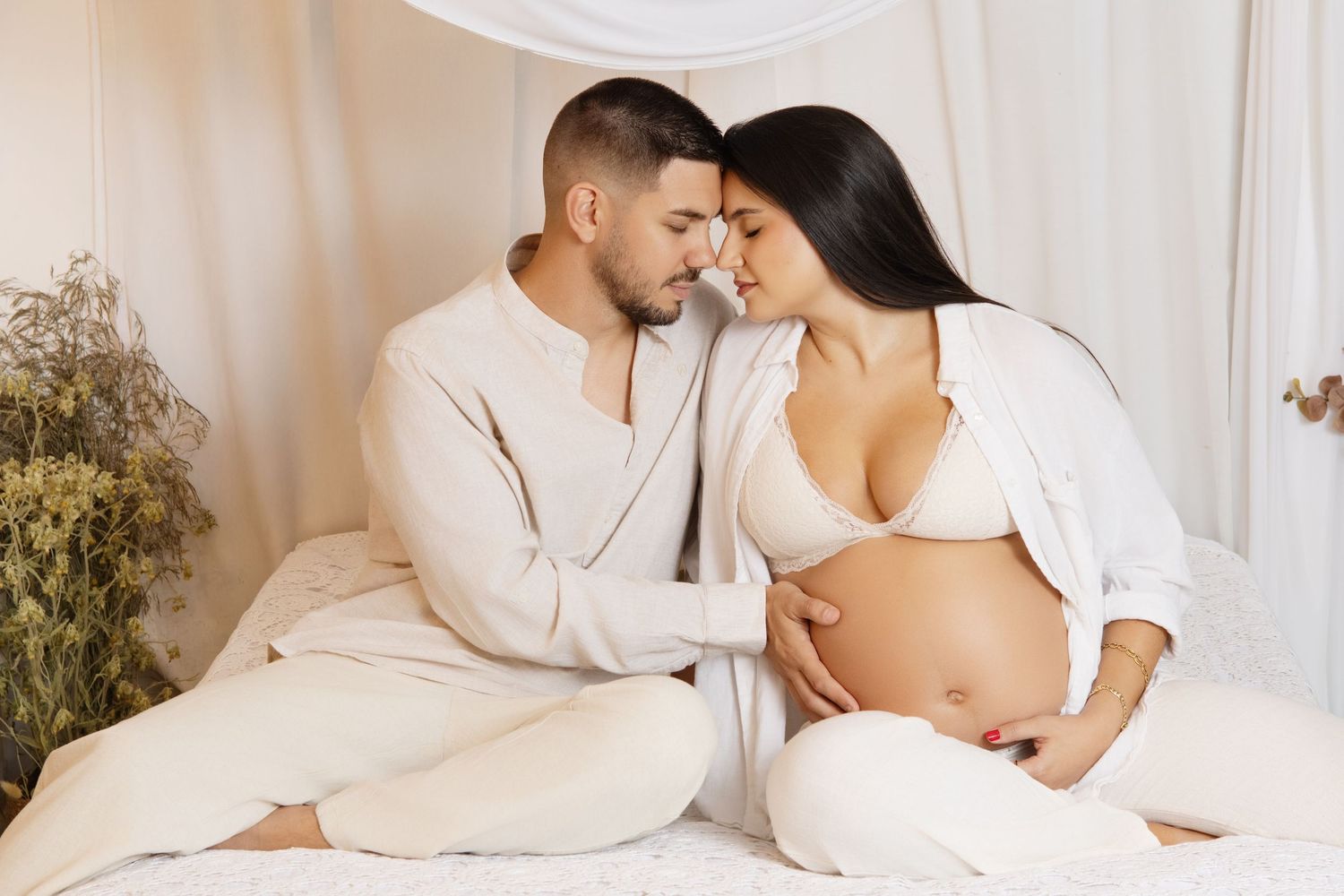 Retrato de embarazada con luz suave, fotografía de maternidad en Granada