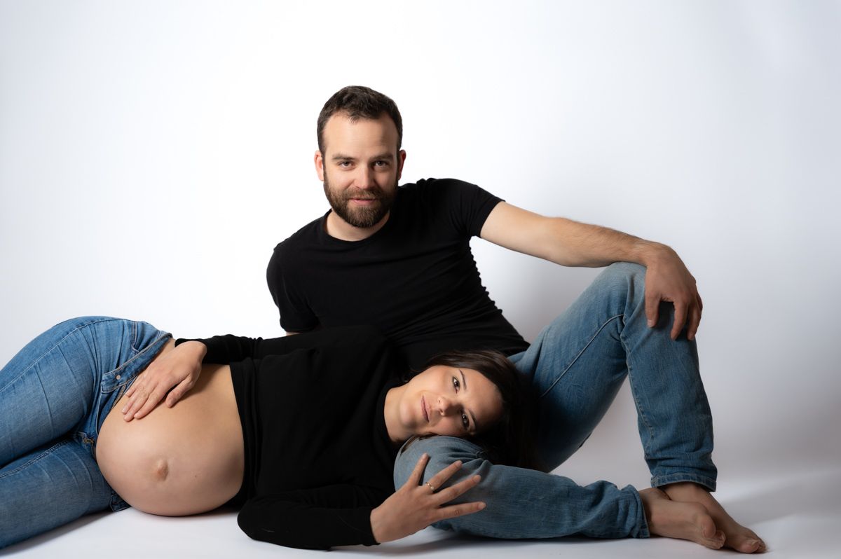 photographe grossesse dans le Jura femme enceinte couple en studio