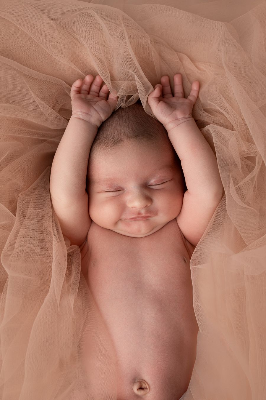 photographie naissance bébé sourire paisible studio Jura