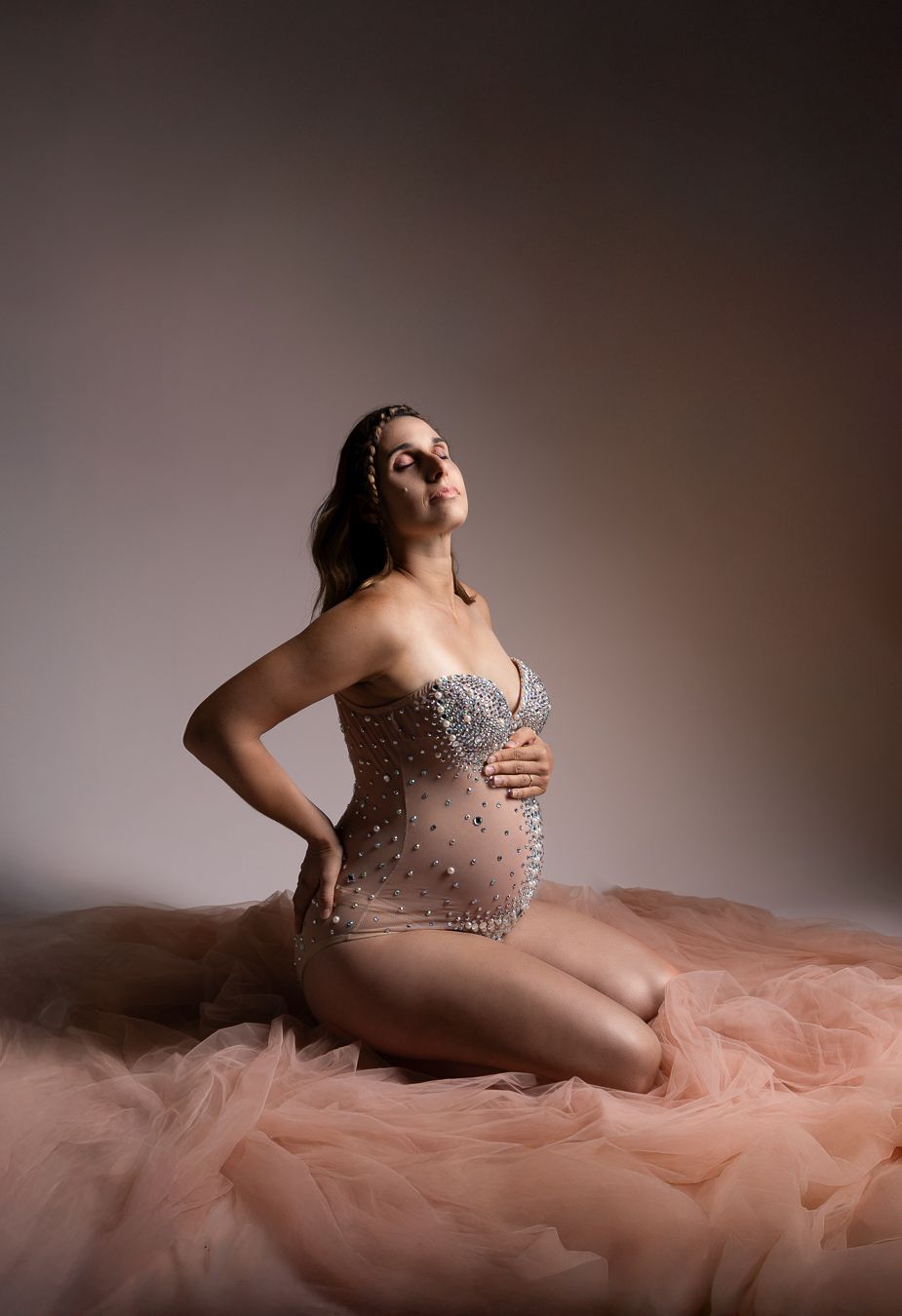 séance grossesse artistique Jura lumière douce et tulle