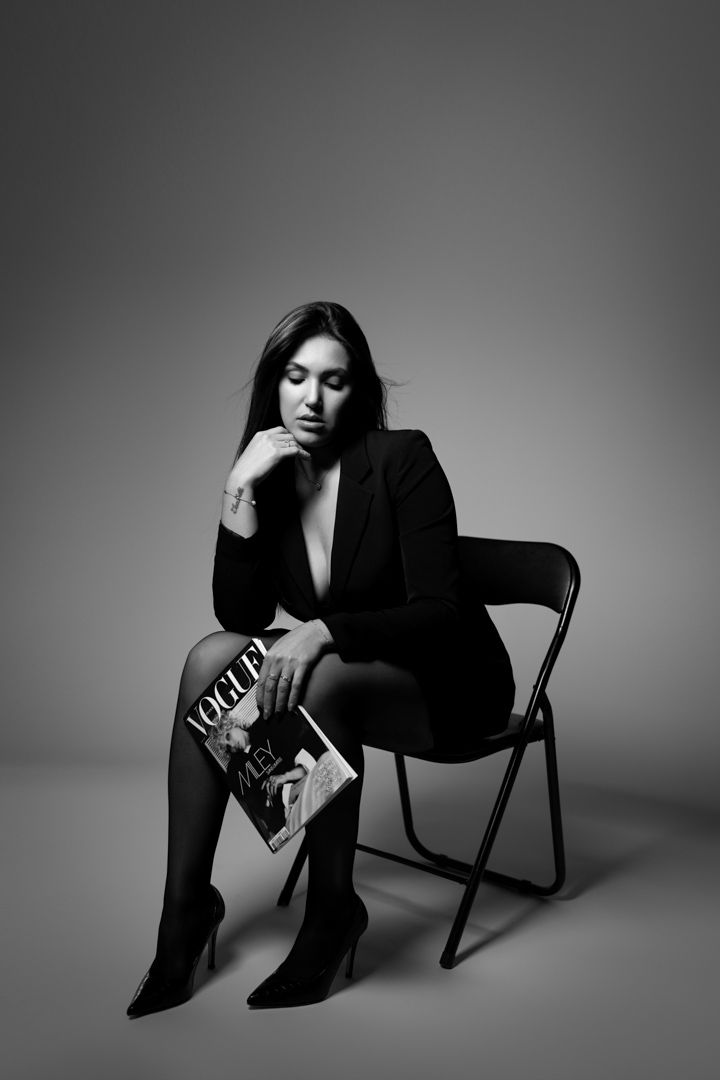 Séance photo Portrait mode femme noir et blanc en studio dans le Jura