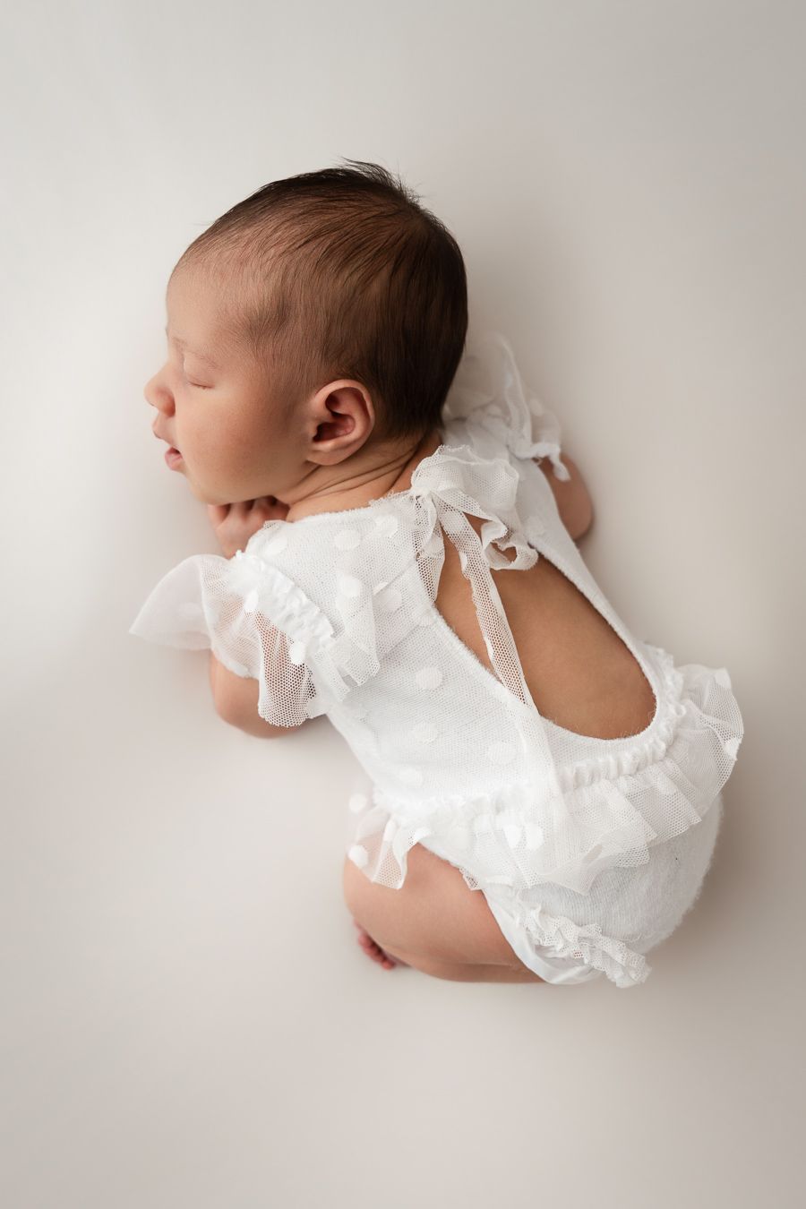 photographe nouveau né Jura portrait bébé élégant