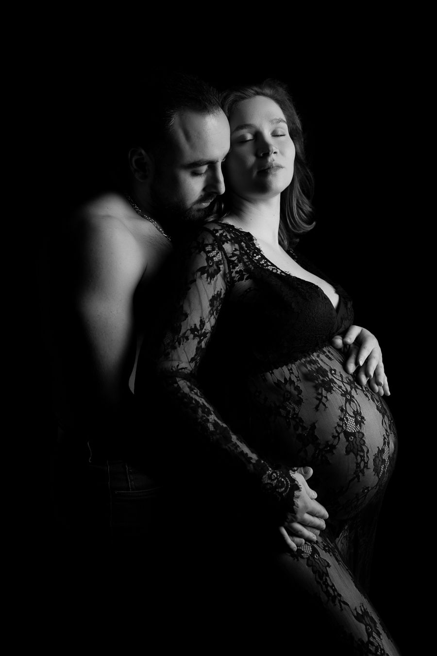 photographe grossesse dans le Jura Champagnole femme enceinte couple en studio