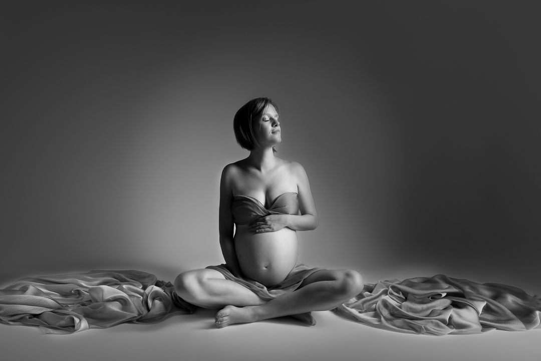 séance grossesse artistique Jura voile et lumière douce