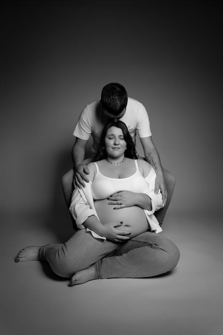 séance photo grossesse couple Champagnole portrait artistique femme enceinte
