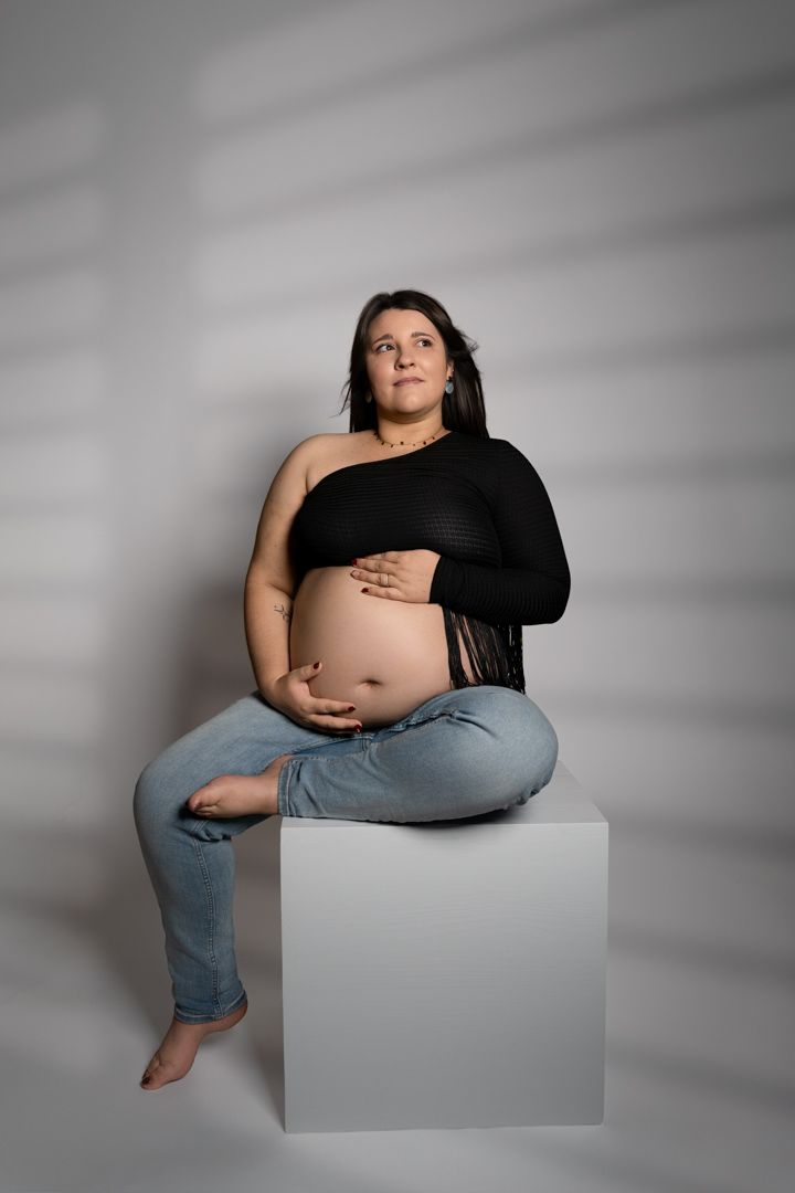 photographe grossesse dans le Jura femme enceinte en studio