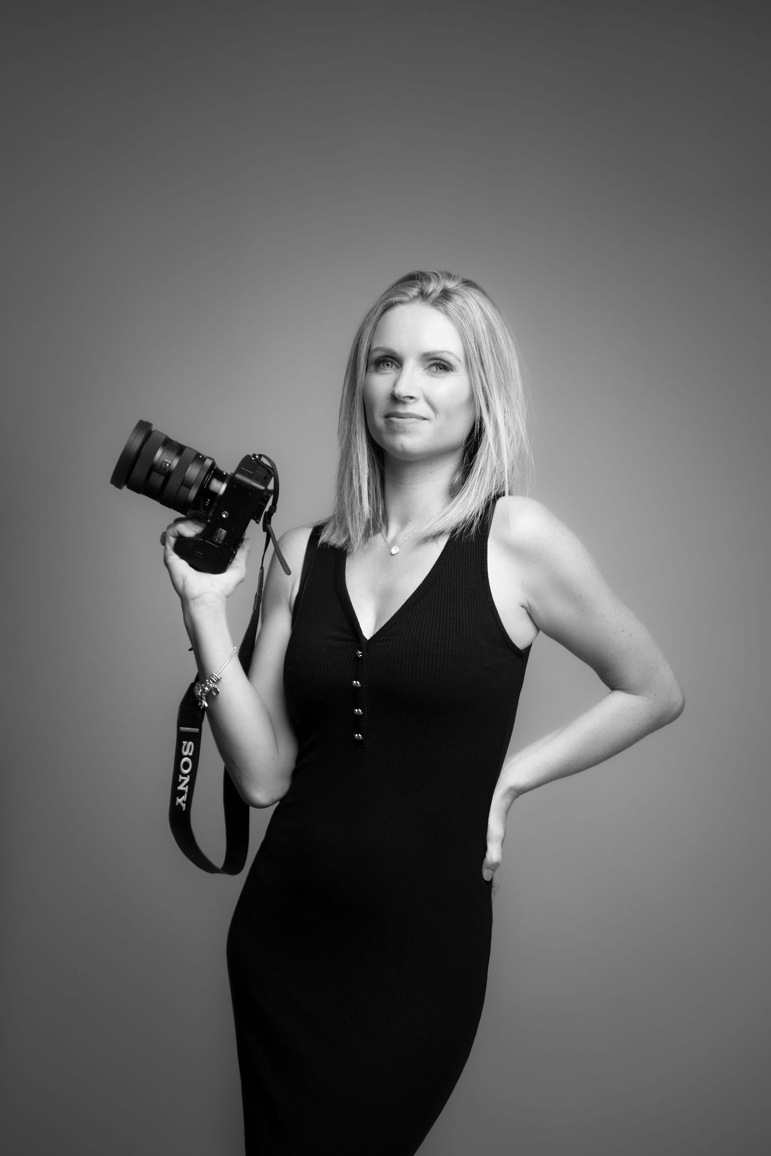 Portrait professionnel photographe en noir et blanc