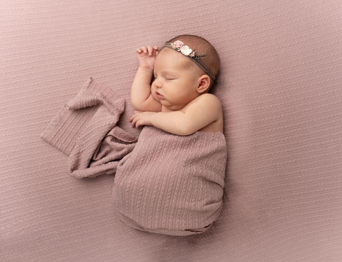 séance photo naissance Jura bébé emmailloté