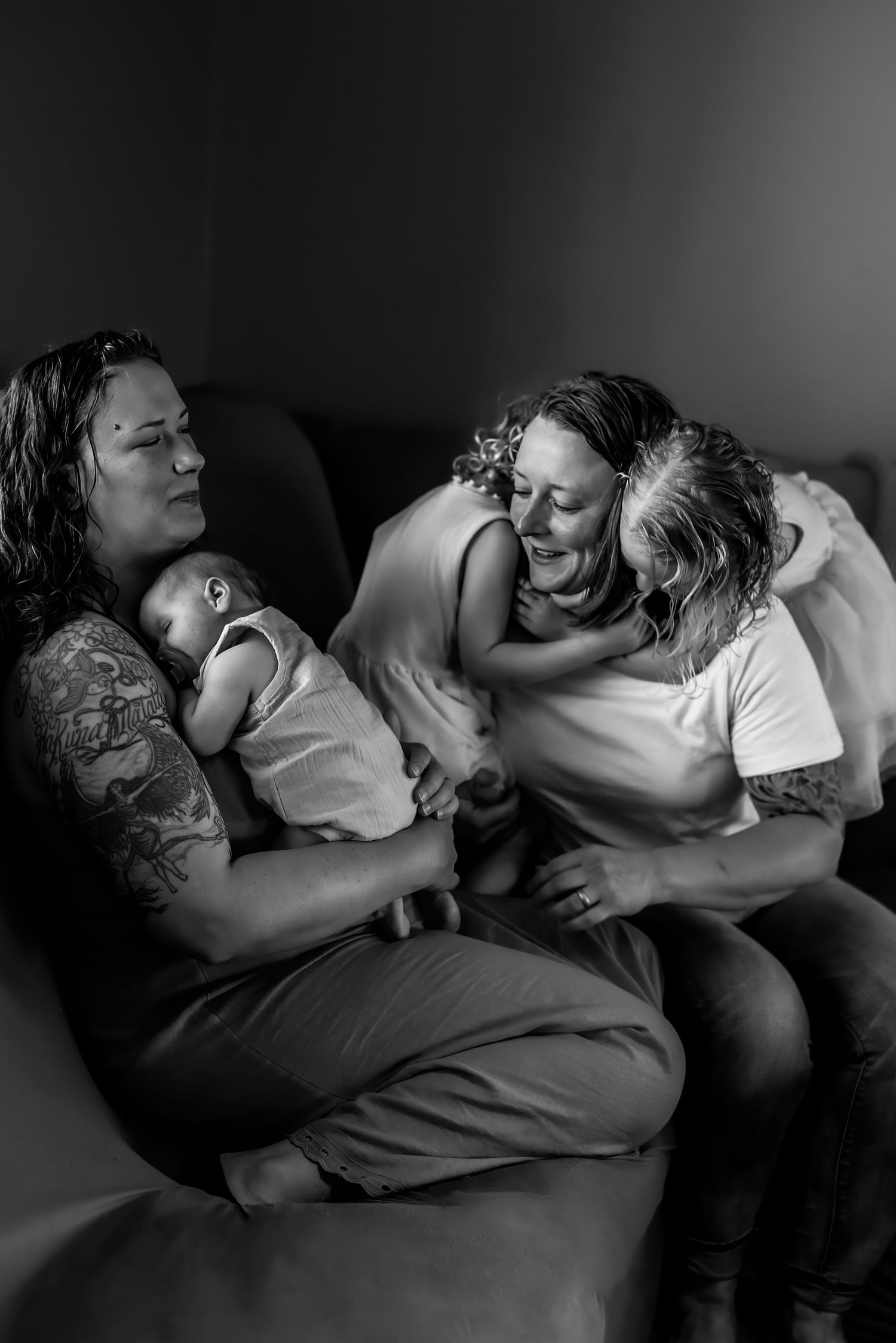 black-and-white-portrait-in-home-photoshoot-bend-oregon