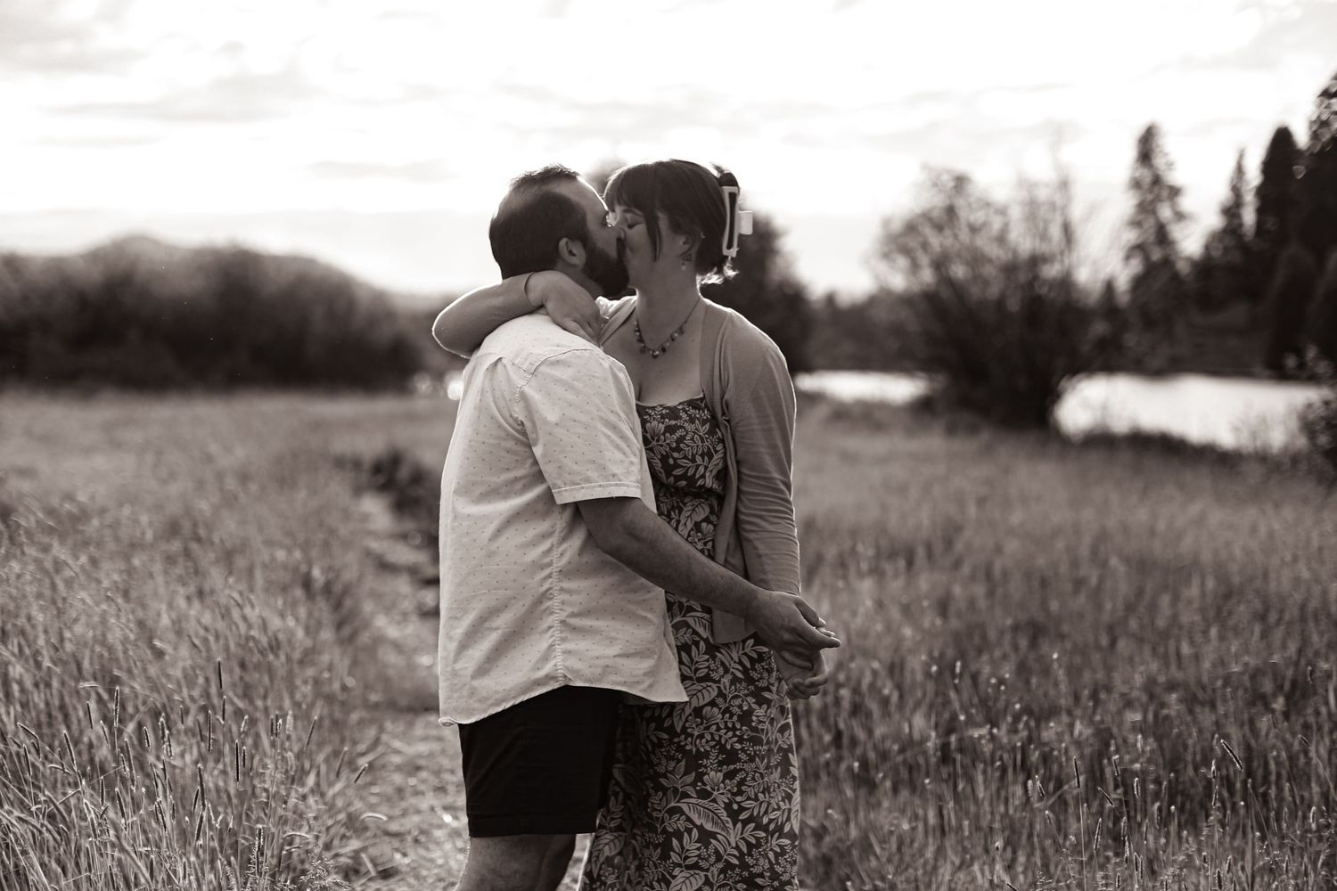 black-and-white-portrait-parents-kissing-bend-oregon