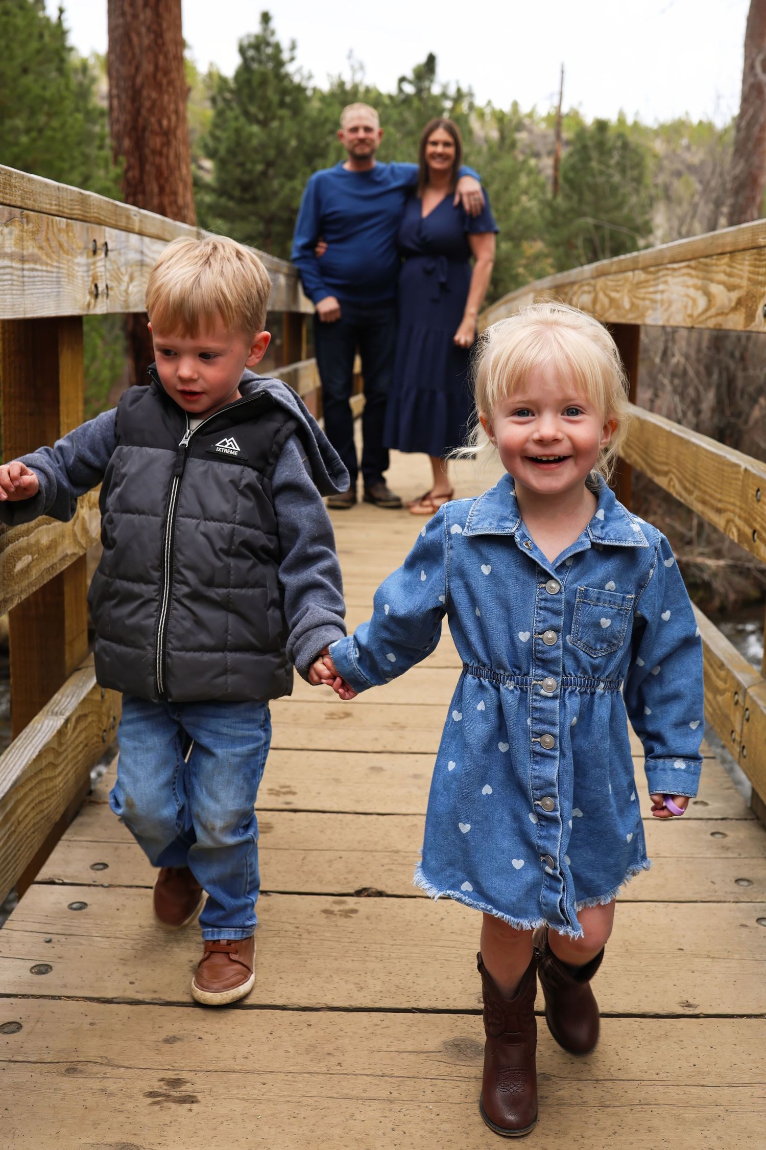 -family-photography-on-bridge-at-shevlin-park-bend-oregon