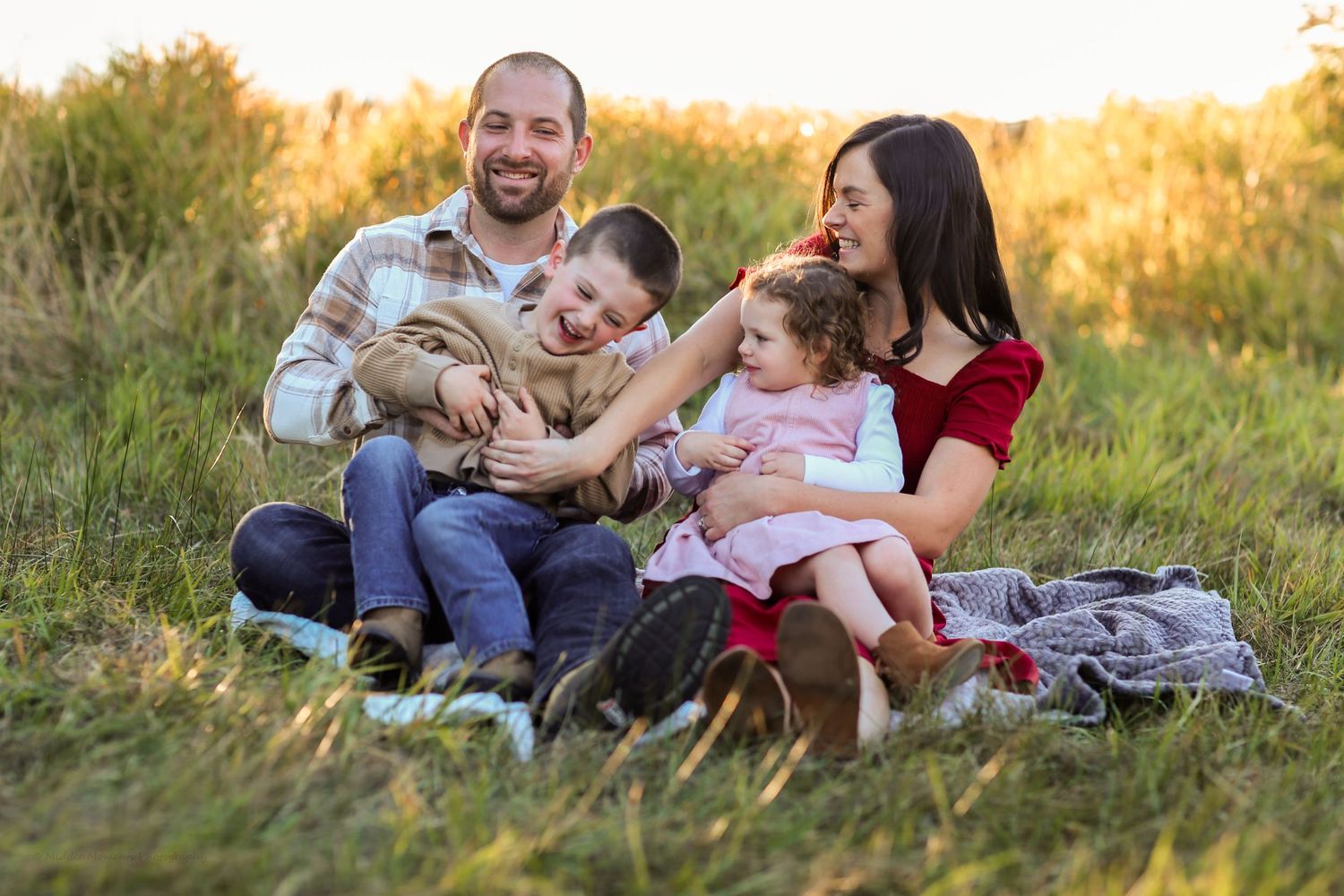 mom-dad-tickling-kids-golden-hour-bend-oregon