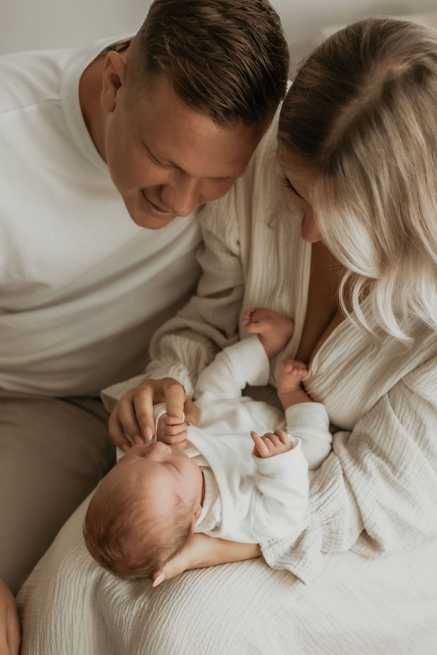 Trots gezin poseert samen met hun kind – Myrthegwen Fotografie Groningen