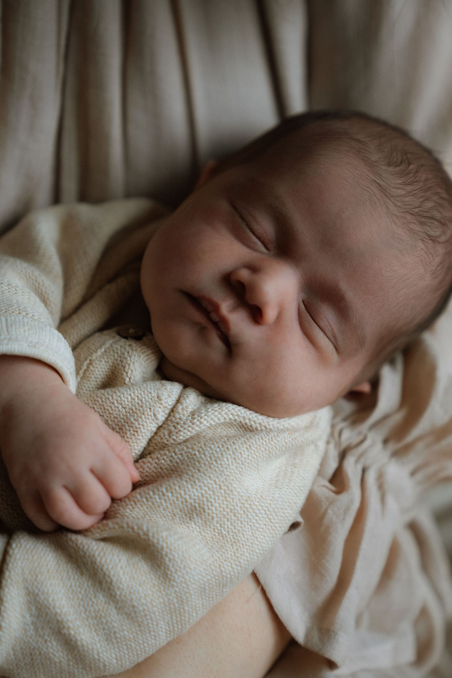 Close-up van een pasgeboren baby met zachte huid en fijne details – Myrthegwen Fotografie Groningen