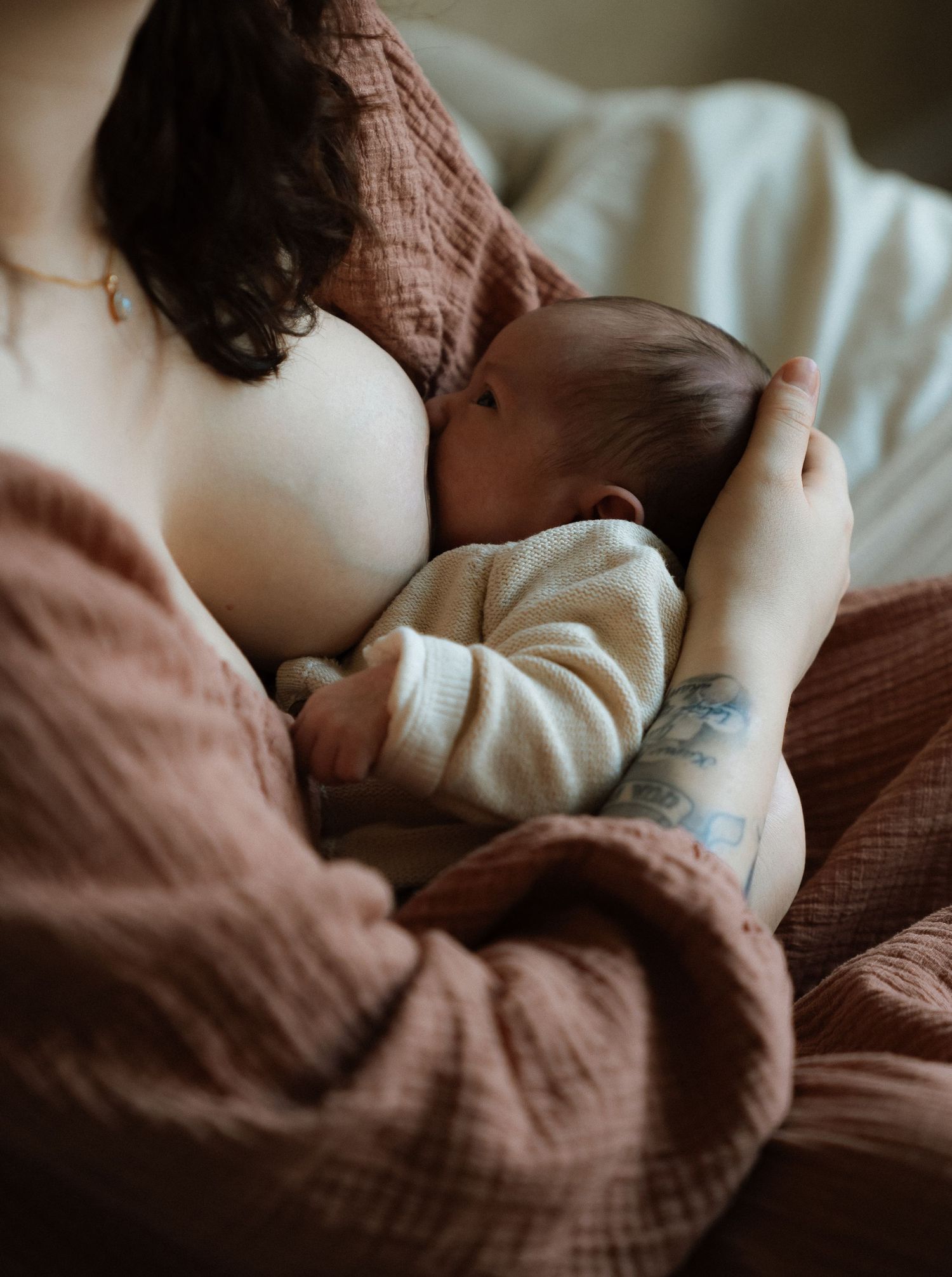 Pasgeboren baby krijgt liefdevol de borst van moeder – Myrthegwen Fotografie Groningen