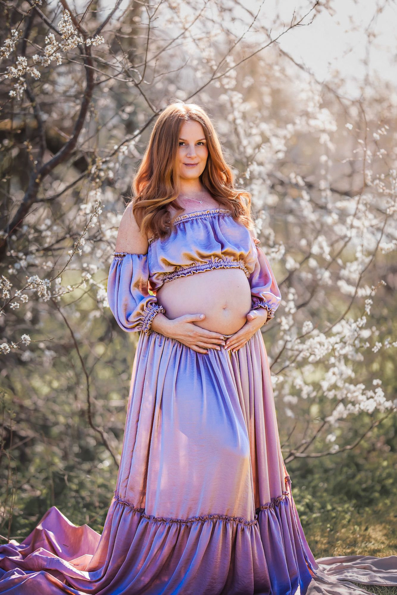 Gravidfotografering i Vänersborg bland blommande buskar. Fotograf i Vänersborg, Västra Götaland, SLFotografi, Sara Lagset.