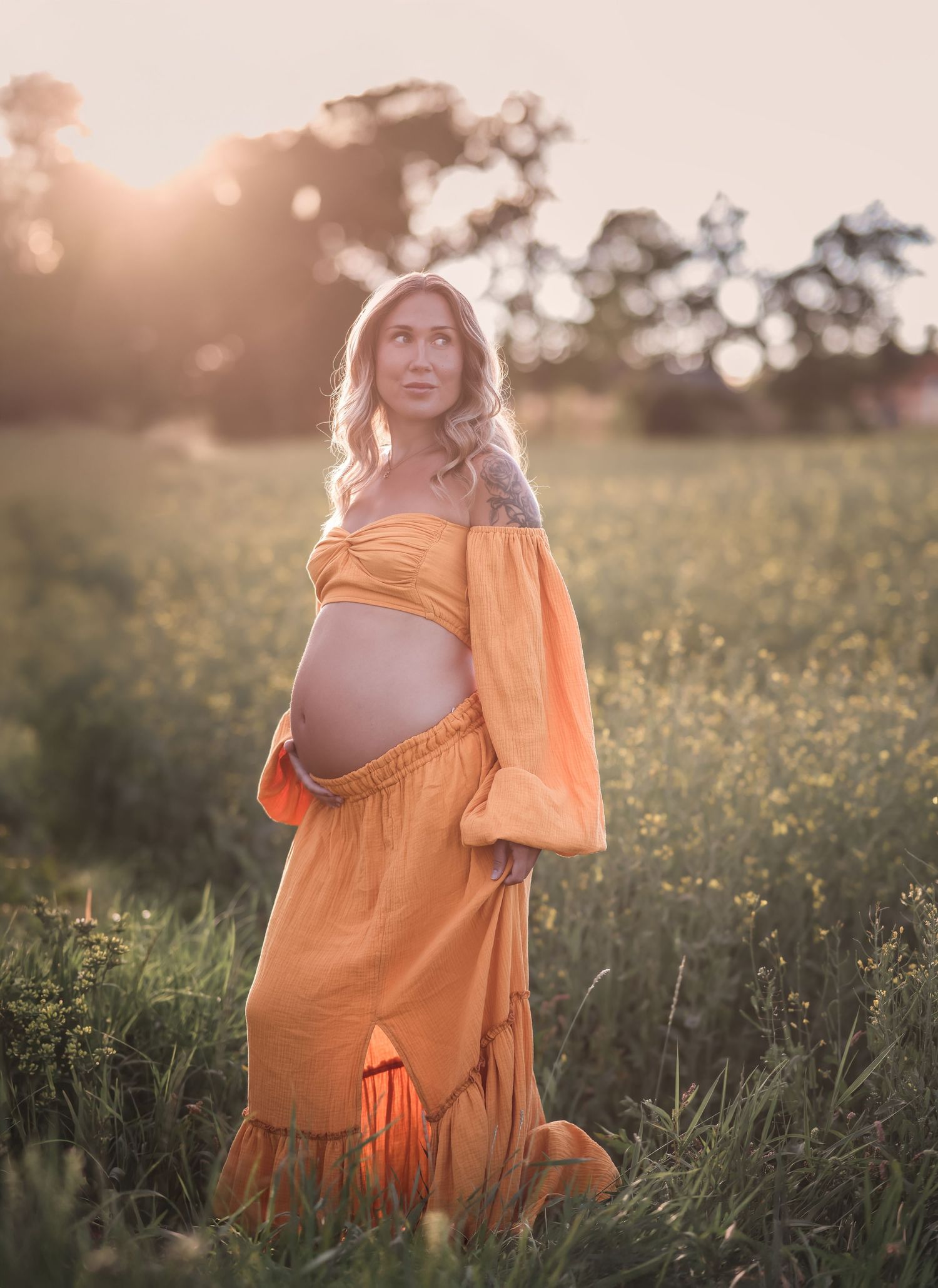 Gravidfotografering i Vänersborg i ett hav av blommande raps. Fotograf i Vänersborg, Västra Götaland, SLFotografi, Sara Lagset.