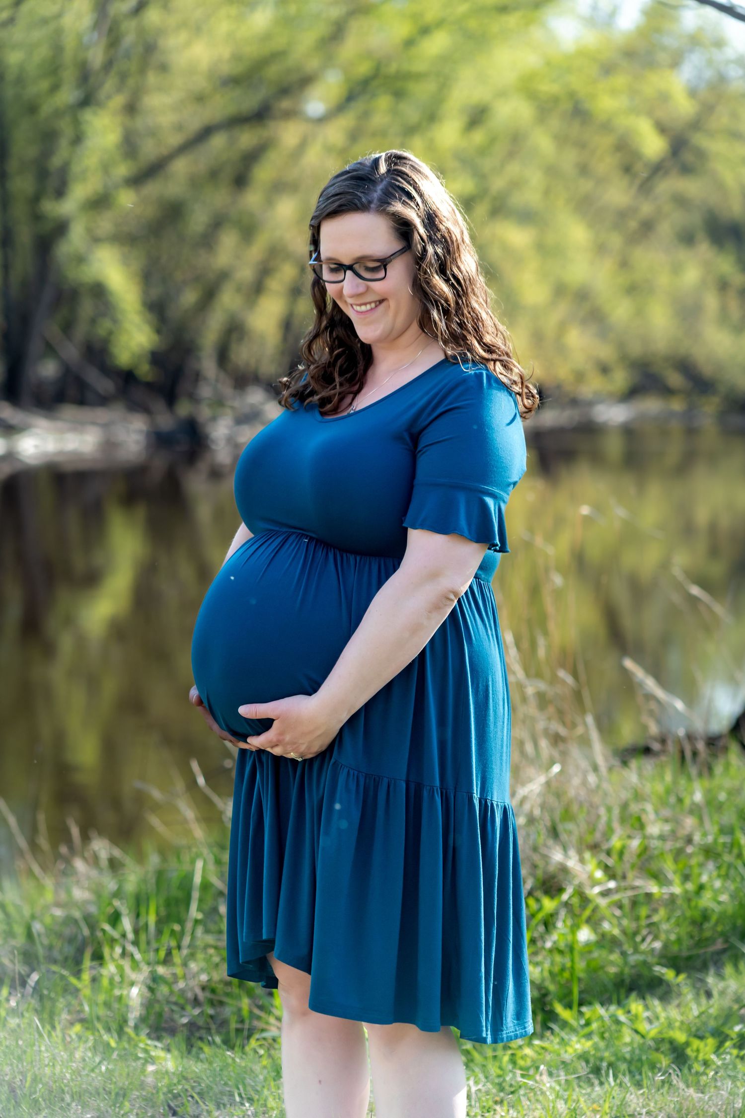 riverside maternity session, mom in blue dress