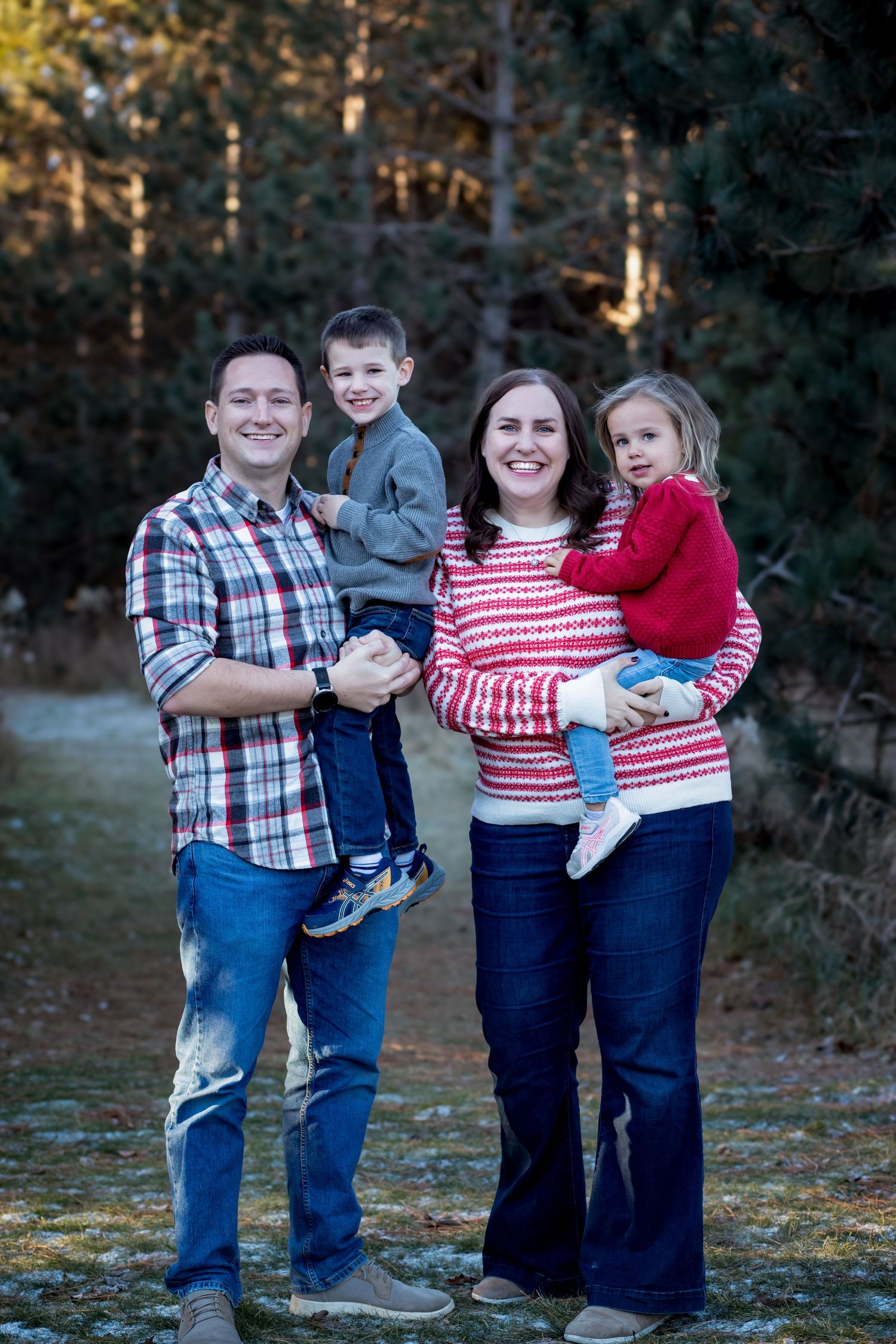 family_photography_tamarack_pine_background_group_smiling_at_camera_holiday_vibes03.jpg