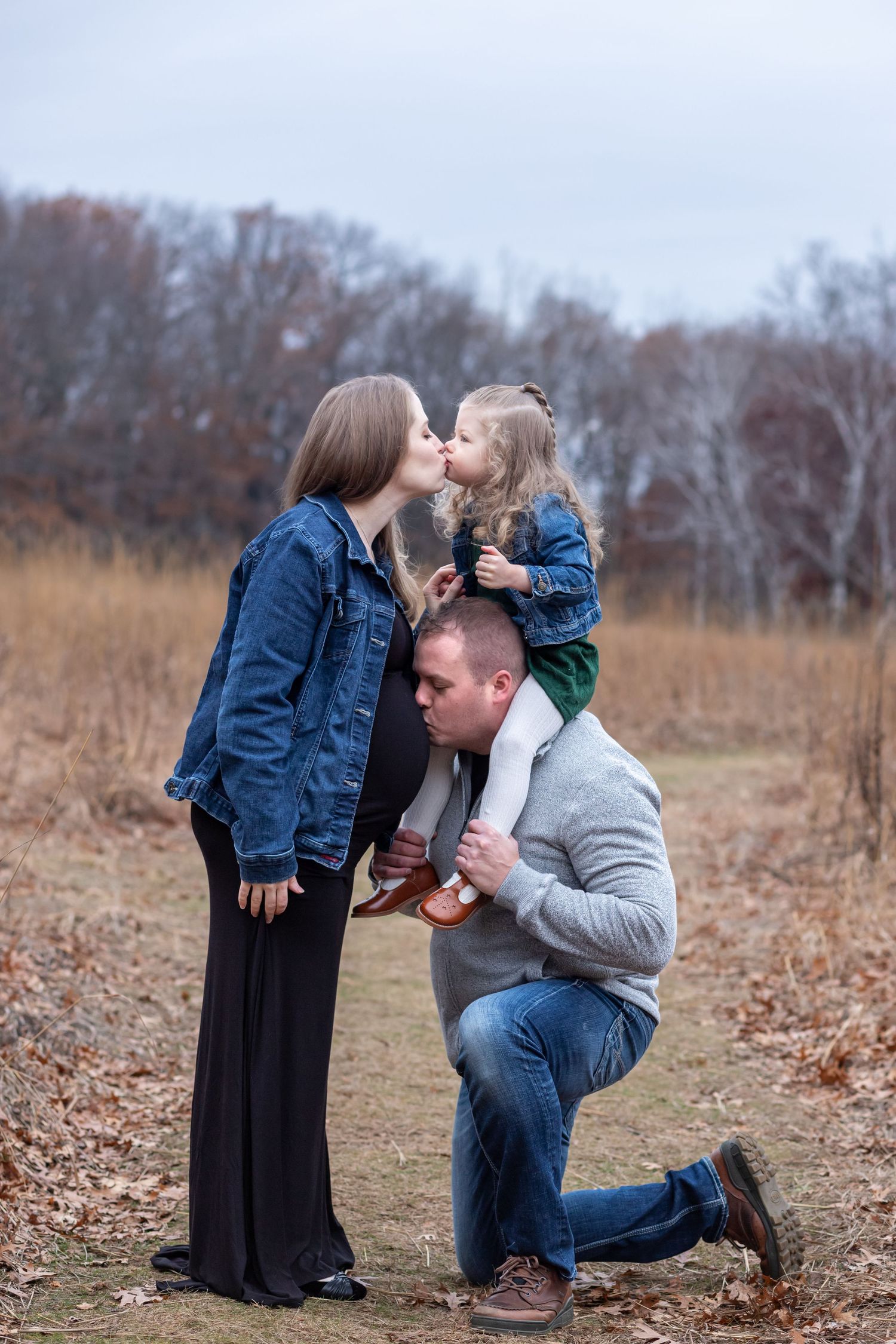 maternity session, kissing belly