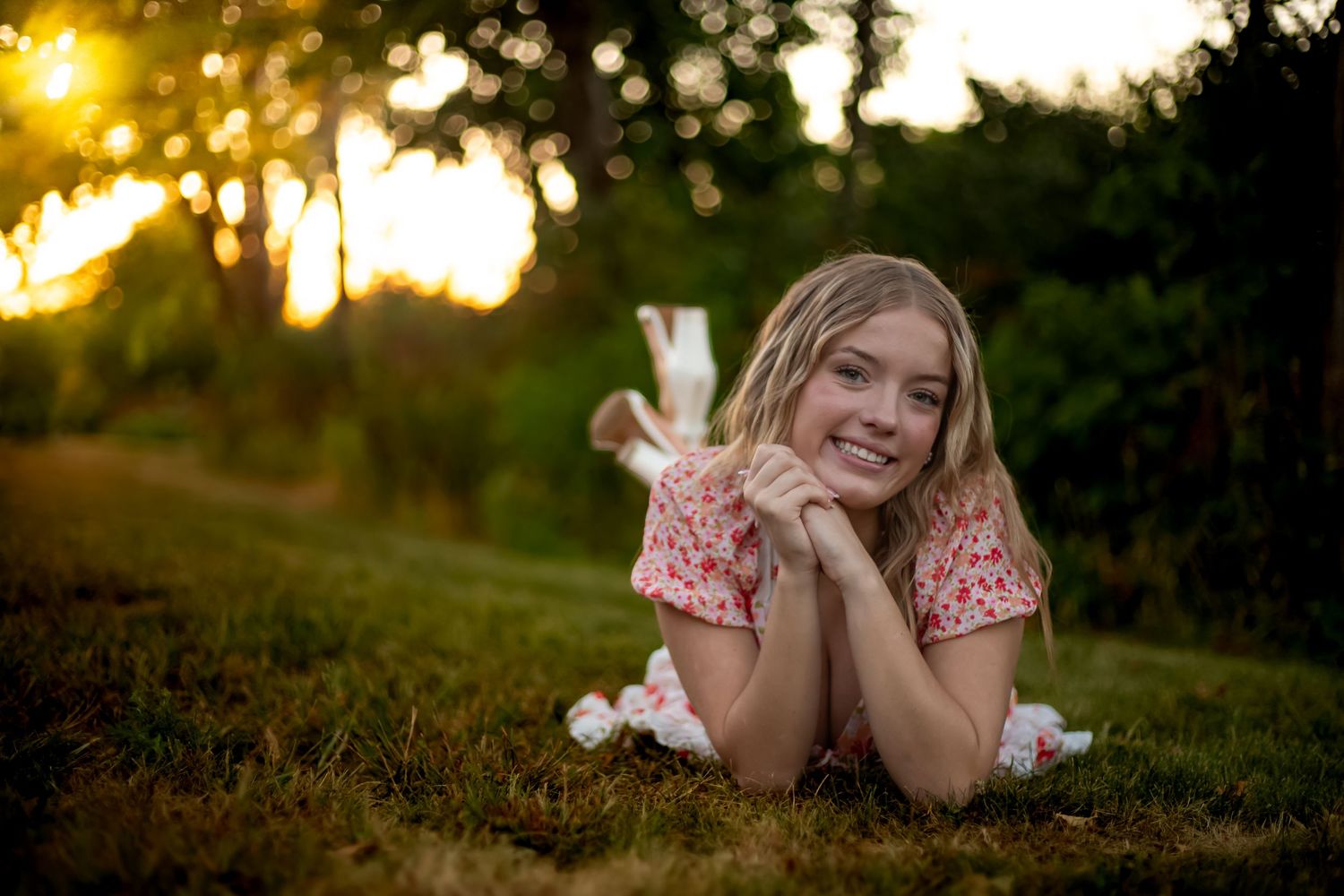senior_photography_amanda_meier_photography_golden_hour_senior_laying_in_grass.jpg