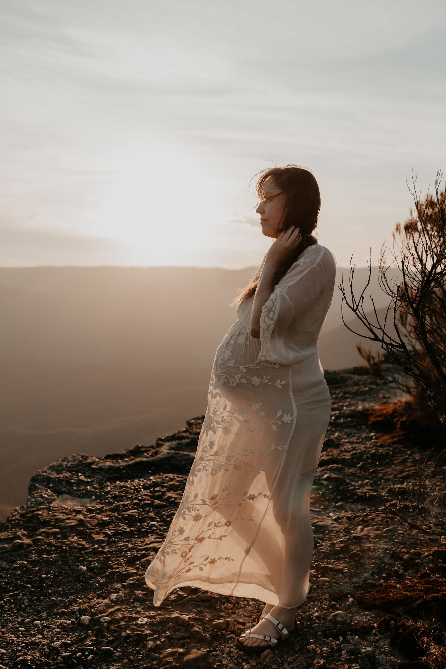 A maternity photoshoot overlooking the Blue Mountains at golden hour