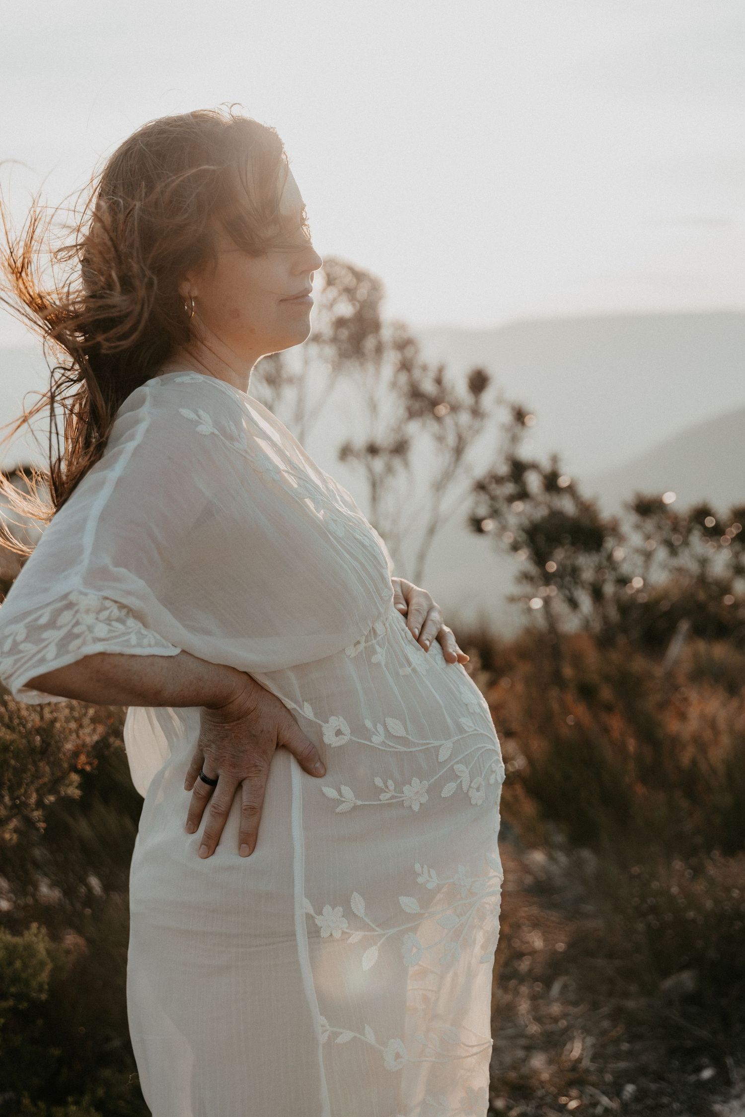 A maternity photoshoot overlooking the Blue Mountains at golden hour