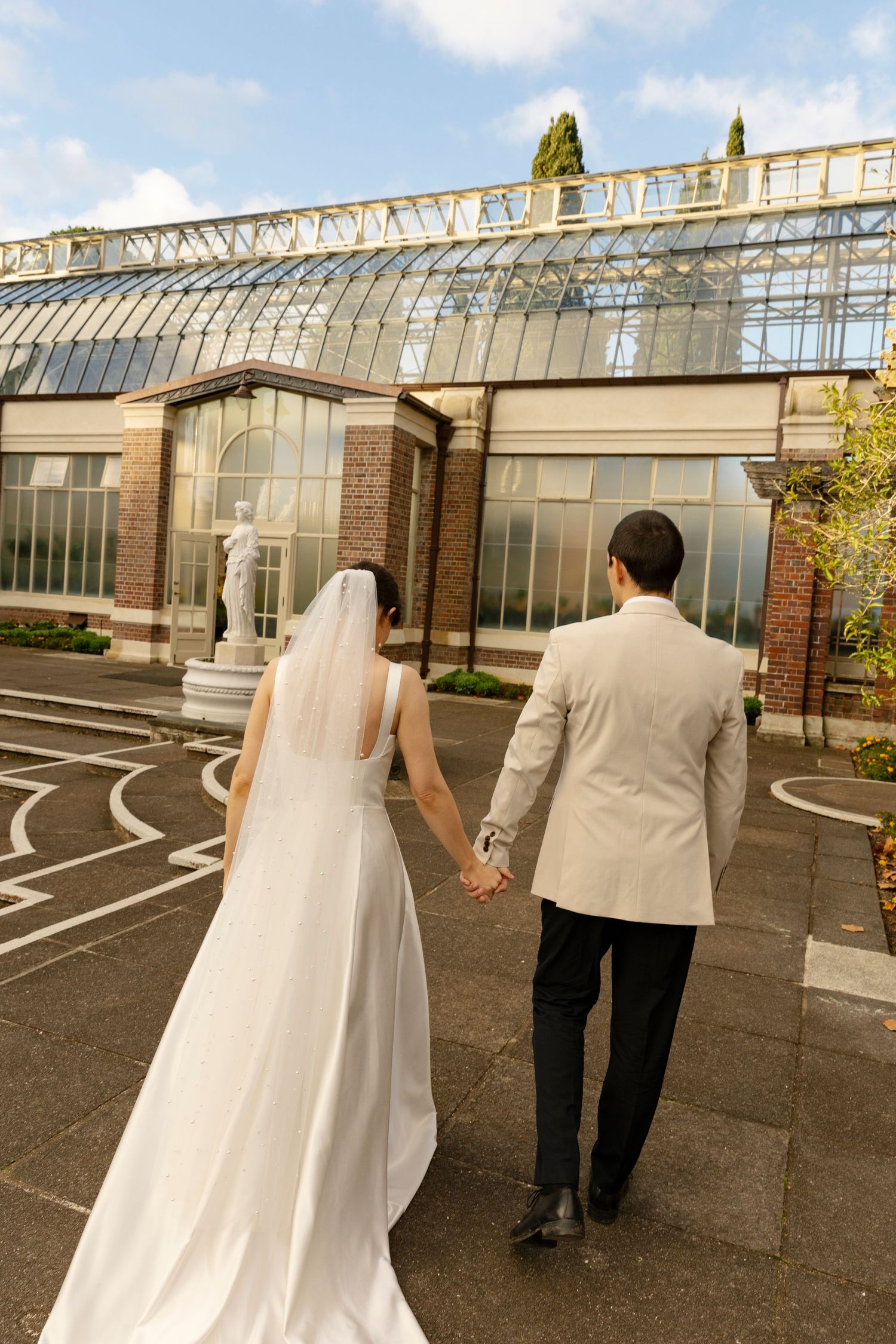 Wedding photography of bride and groom in the Auckland Winter Gardens