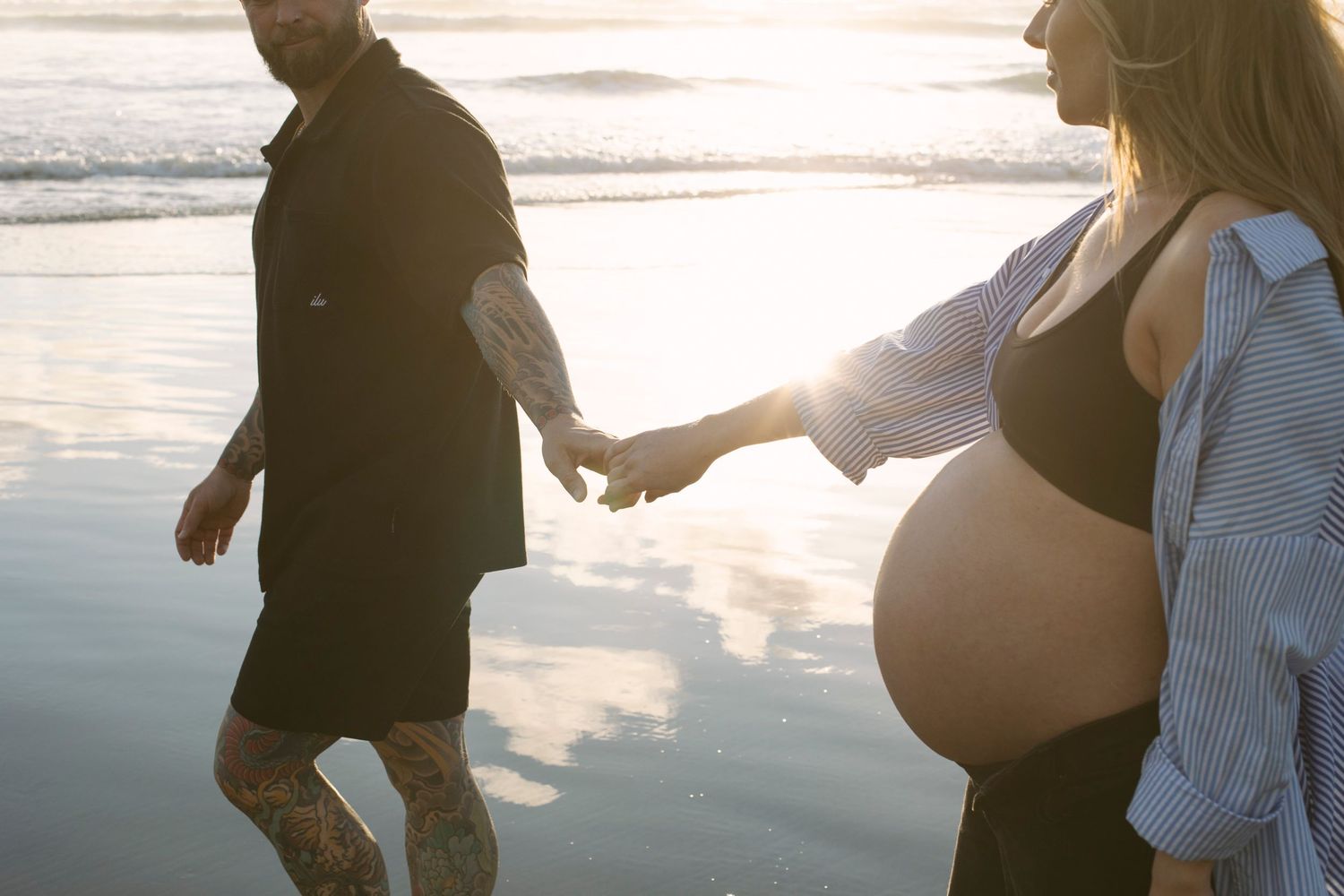 Maternity photoshoot on Auckland beach