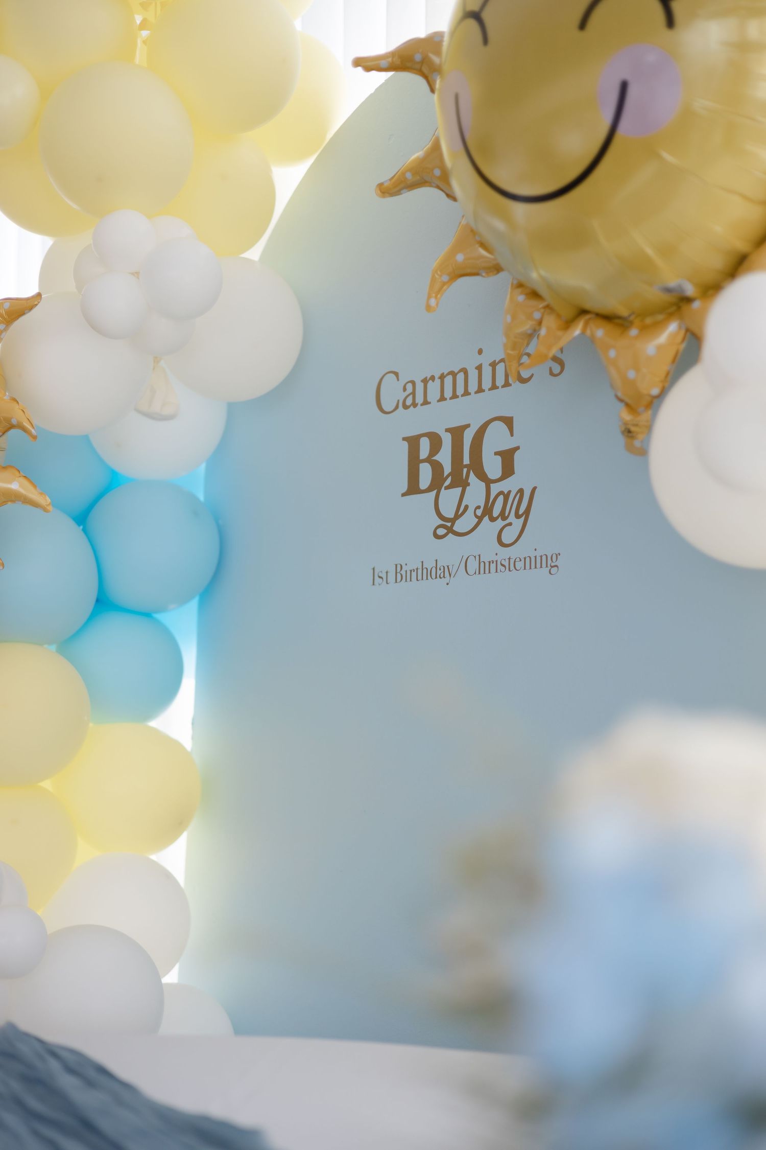 White and blue balloons create an elegant ceiling decoration at a celebration.