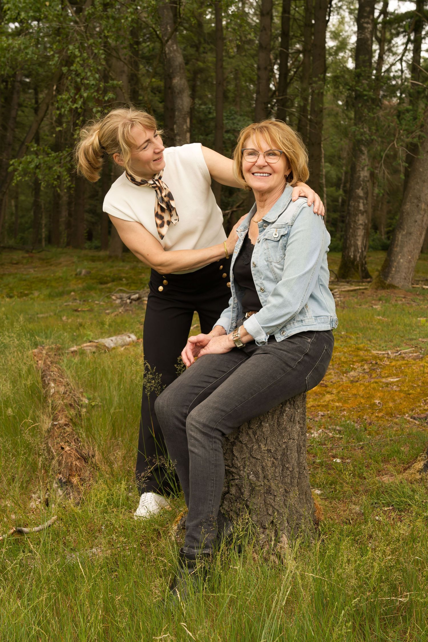 moeder met dochter samen in het bos voor familie shoot