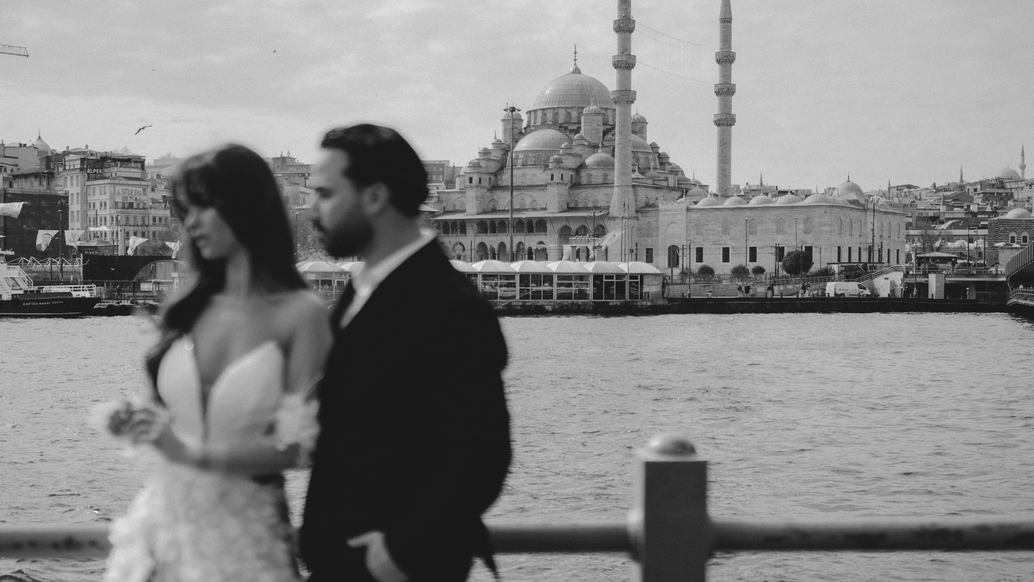 Schwarz-Weiß-Hochzeitsfoto am Bosporus mit Blick auf die Skyline von Istanbul – emotionale Destination Wedding Photography von Melér Wedding