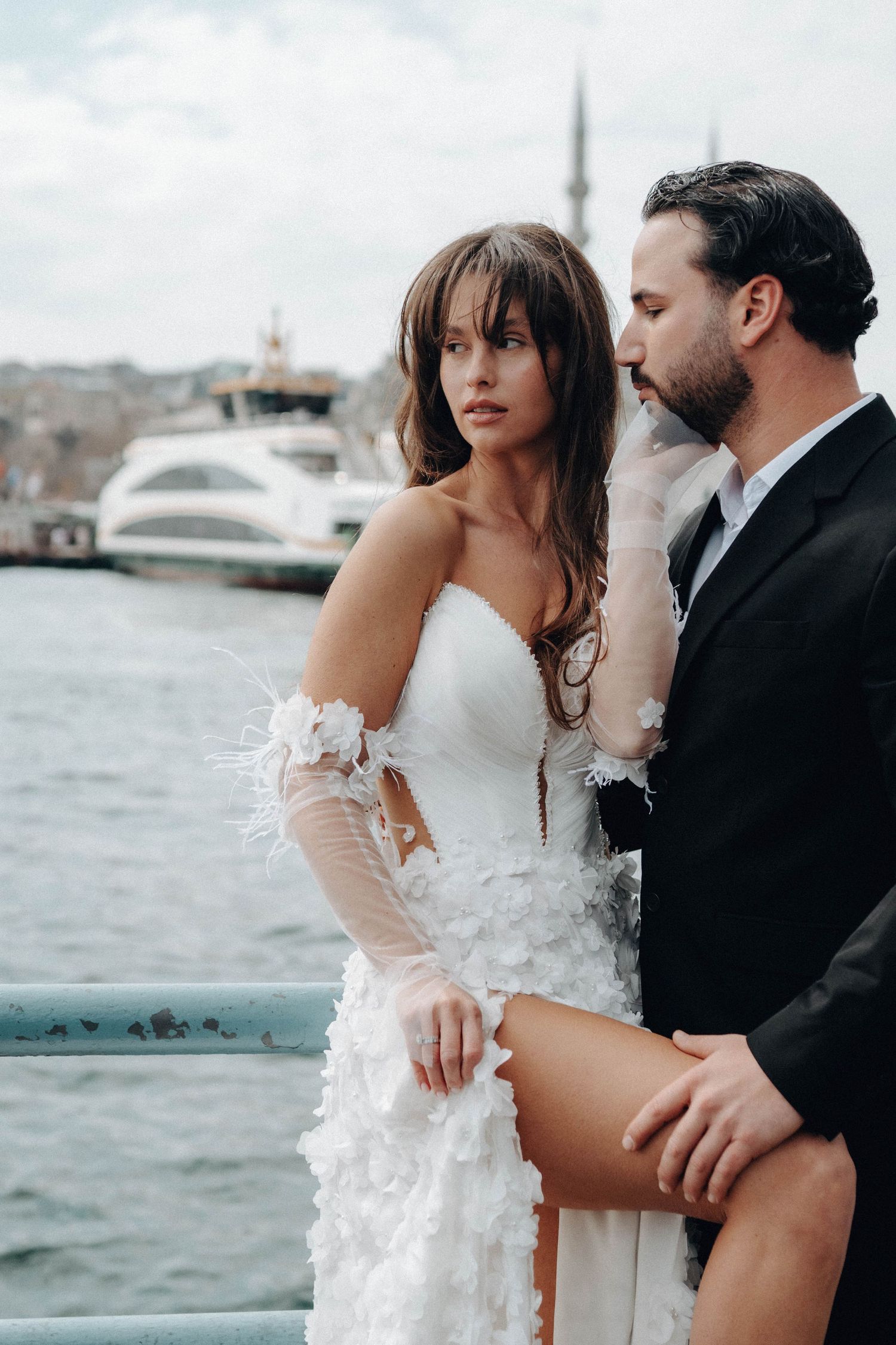 Verliebtes Brautpaar an der Wasserpromenade – authentische Hochzeitsreportage von Melér Wedding, Hochzeitsfotografen in Mannheim.