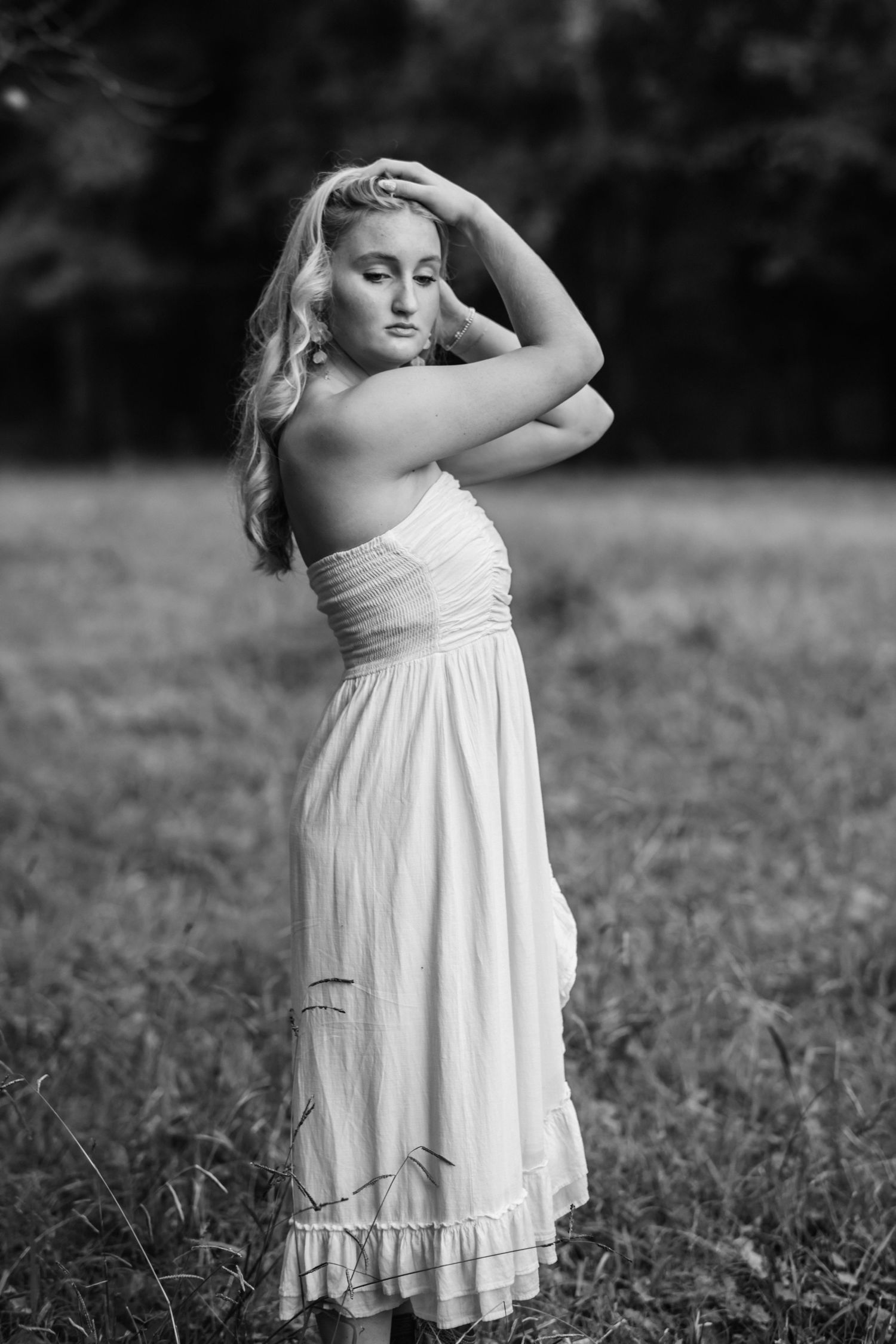 Black and white photo session in white dress in a modern pose.