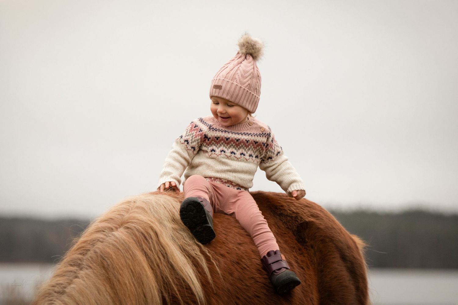 flicka på ponny