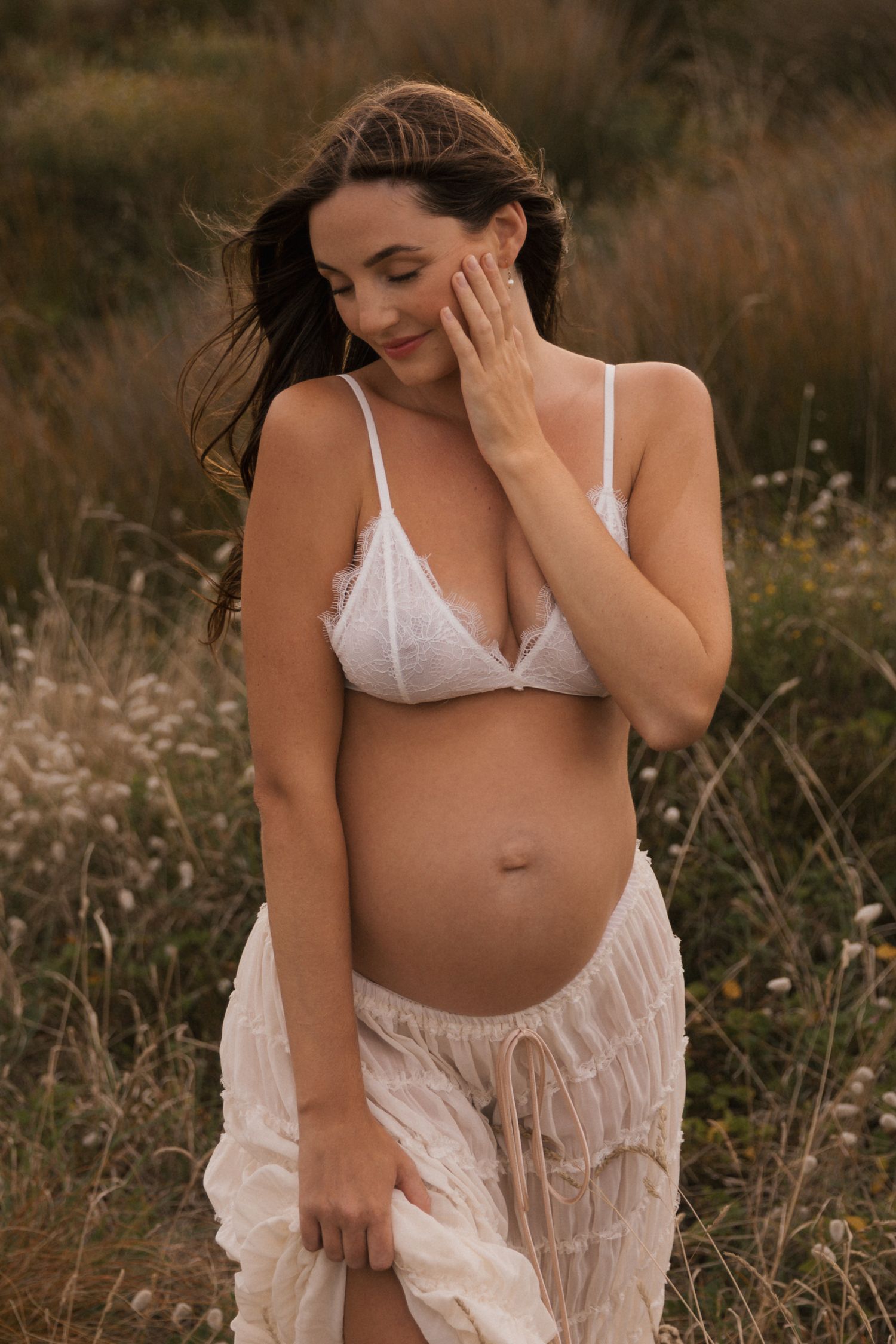 Delicate maternity portraits featuring white lace details against golden natural light.