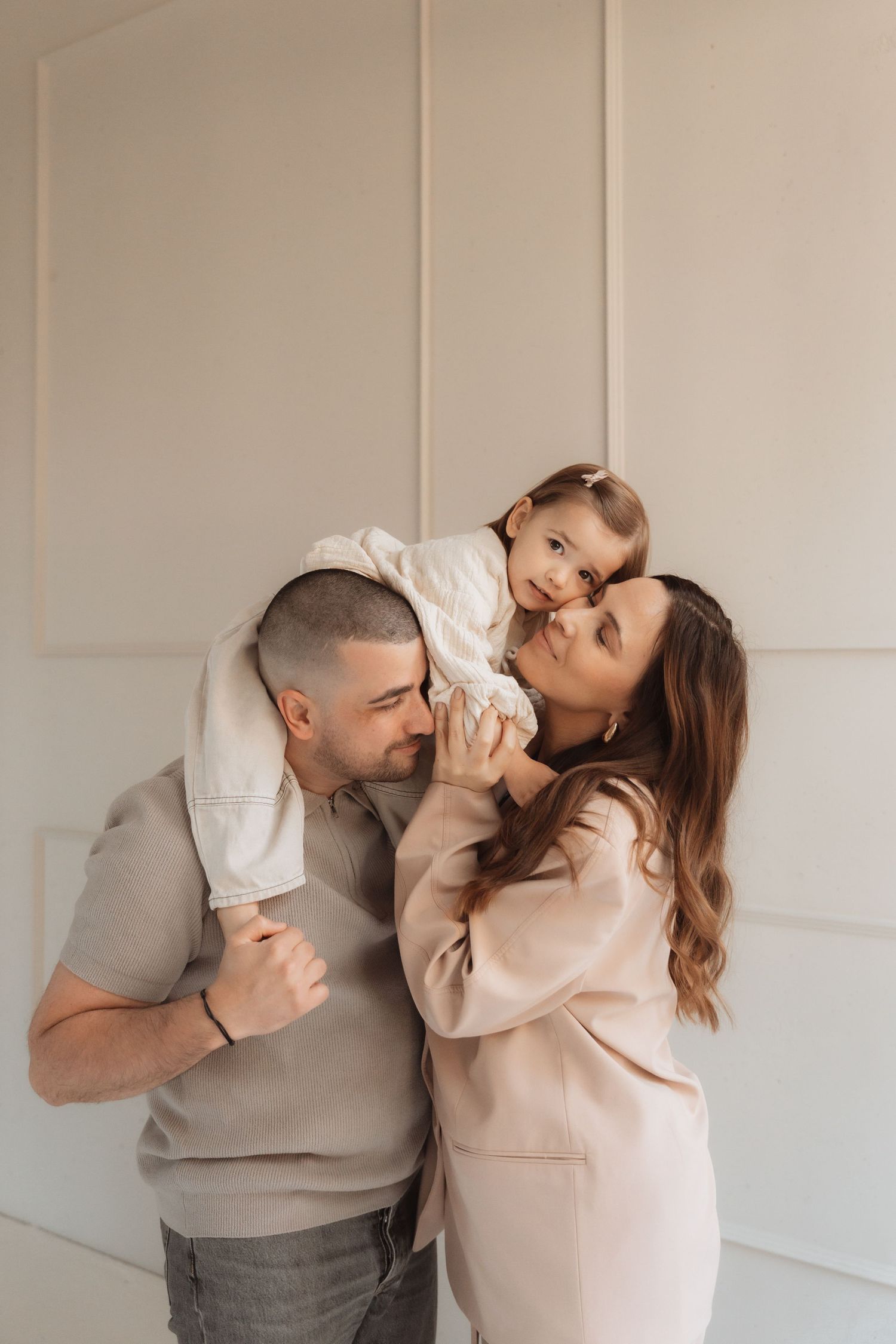 Newborn-, zwangerschap- en gezinsfotograaf voor pure, warme beelden. Ik leg jullie mooiste momenten vast in studio in heerlen Limburg