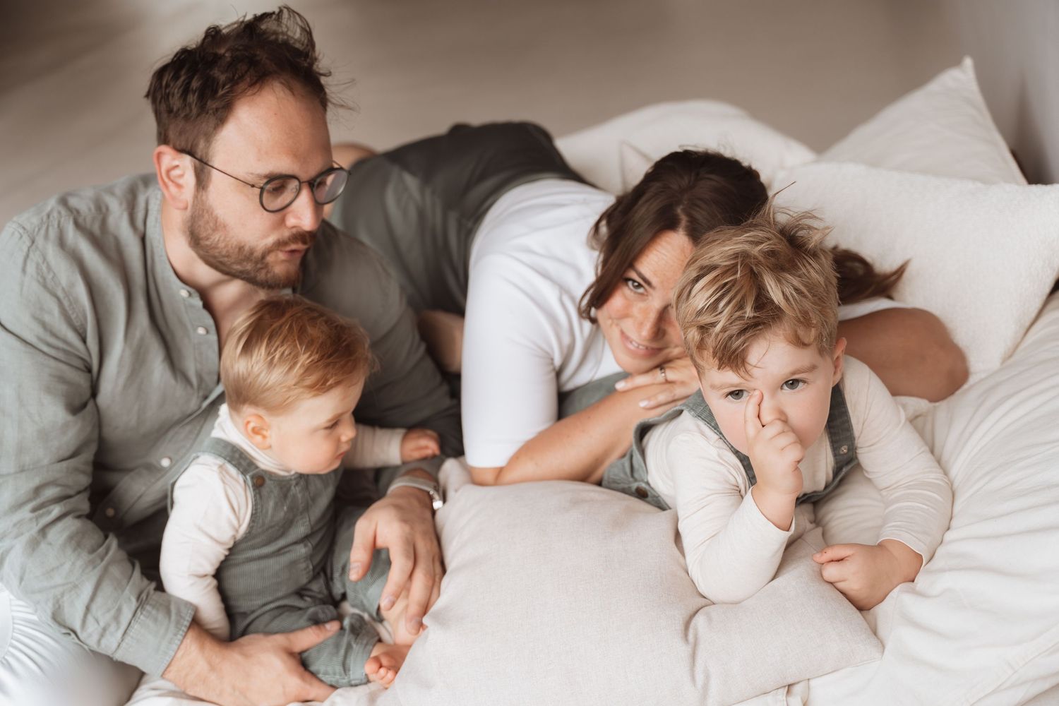 Newborn-, zwangerschap- en gezinsfotograaf voor pure, warme beelden. Ik leg jullie mooiste momenten vast in studio in heerlen Limburg