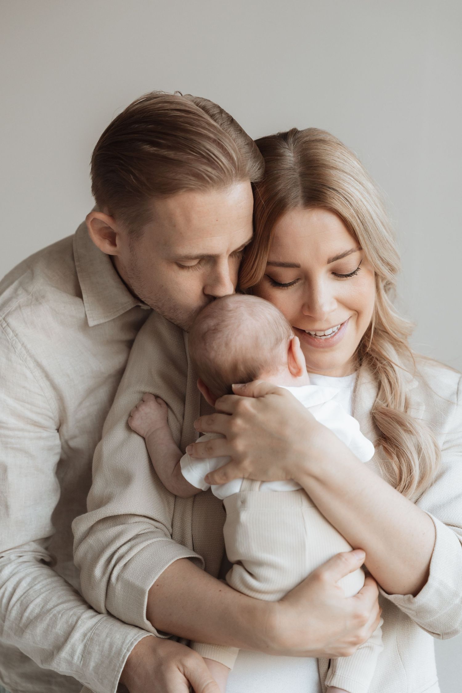 Newborn-, zwangerschap- en gezinsfotograaf voor pure, warme beelden. Ik leg jullie mooiste momenten vast in studio in heerlen Limburg