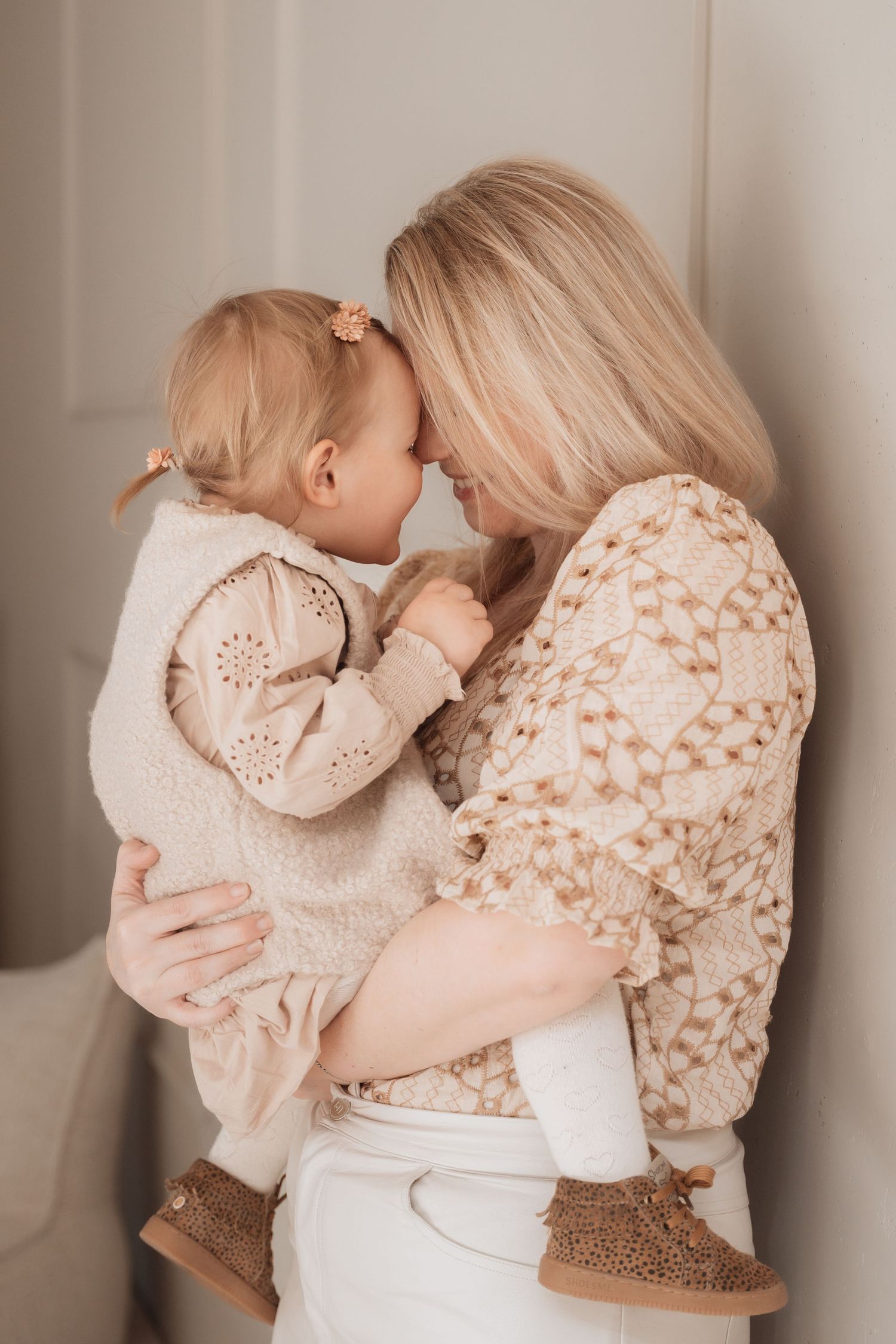 Newborn-, zwangerschap- en gezinsfotograaf voor pure, warme beelden. Ik leg jullie mooiste momenten vast in studio in heerlen Limburg