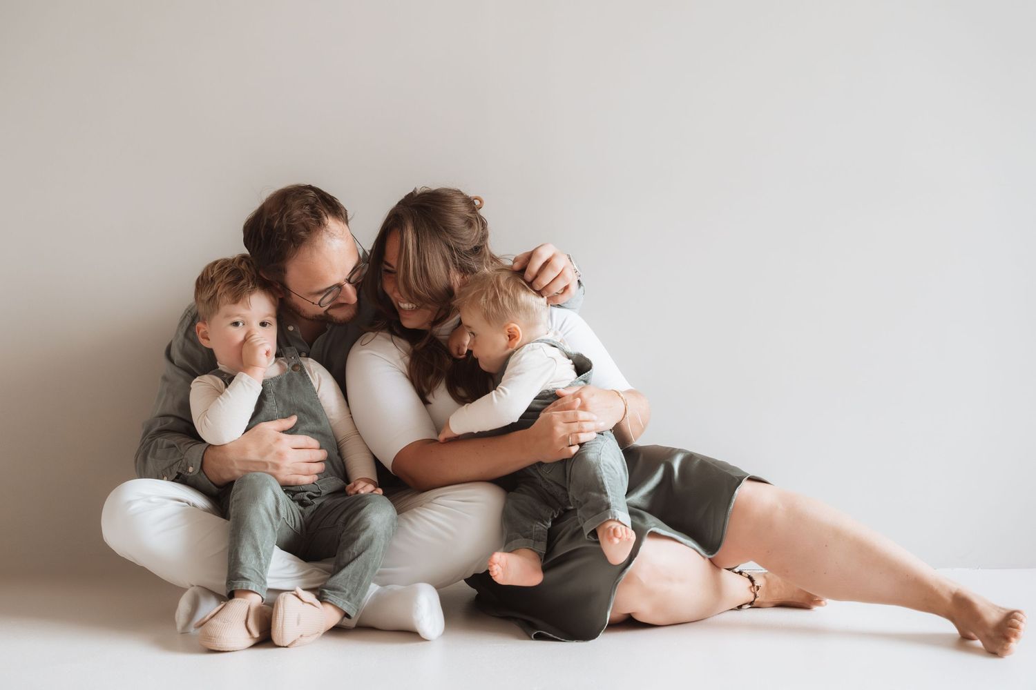 Newborn-, zwangerschap- en gezinsfotograaf voor pure, warme beelden. Ik leg jullie mooiste momenten vast in studio in heerlen Limburg