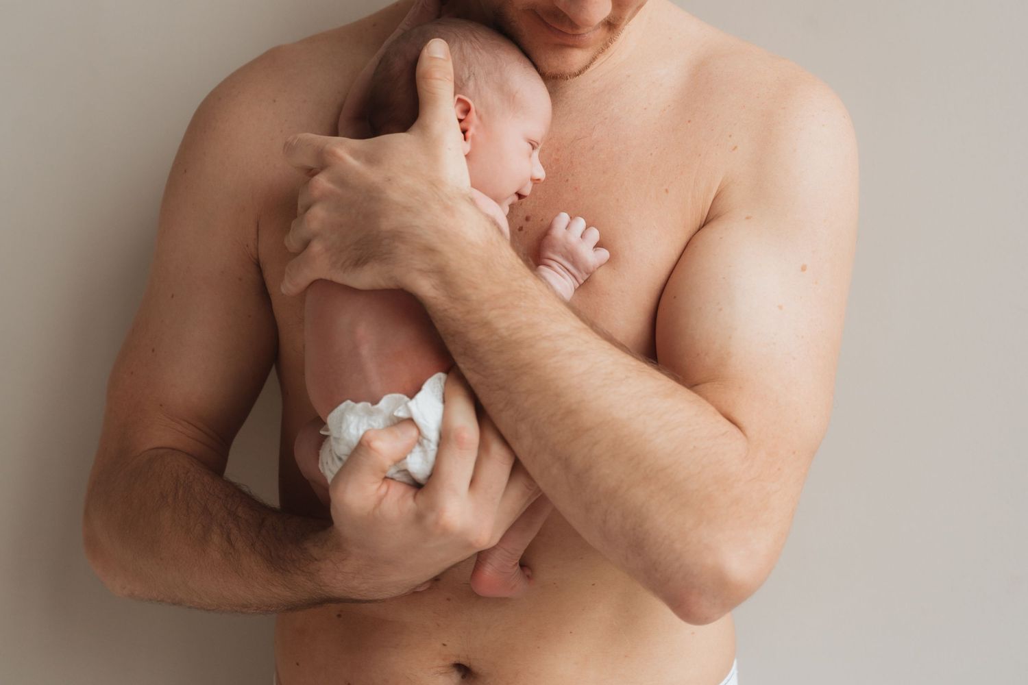 Newborn-, zwangerschap- en gezinsfotograaf voor pure, warme beelden. Ik leg jullie mooiste momenten vast in studio in heerlen Limburg