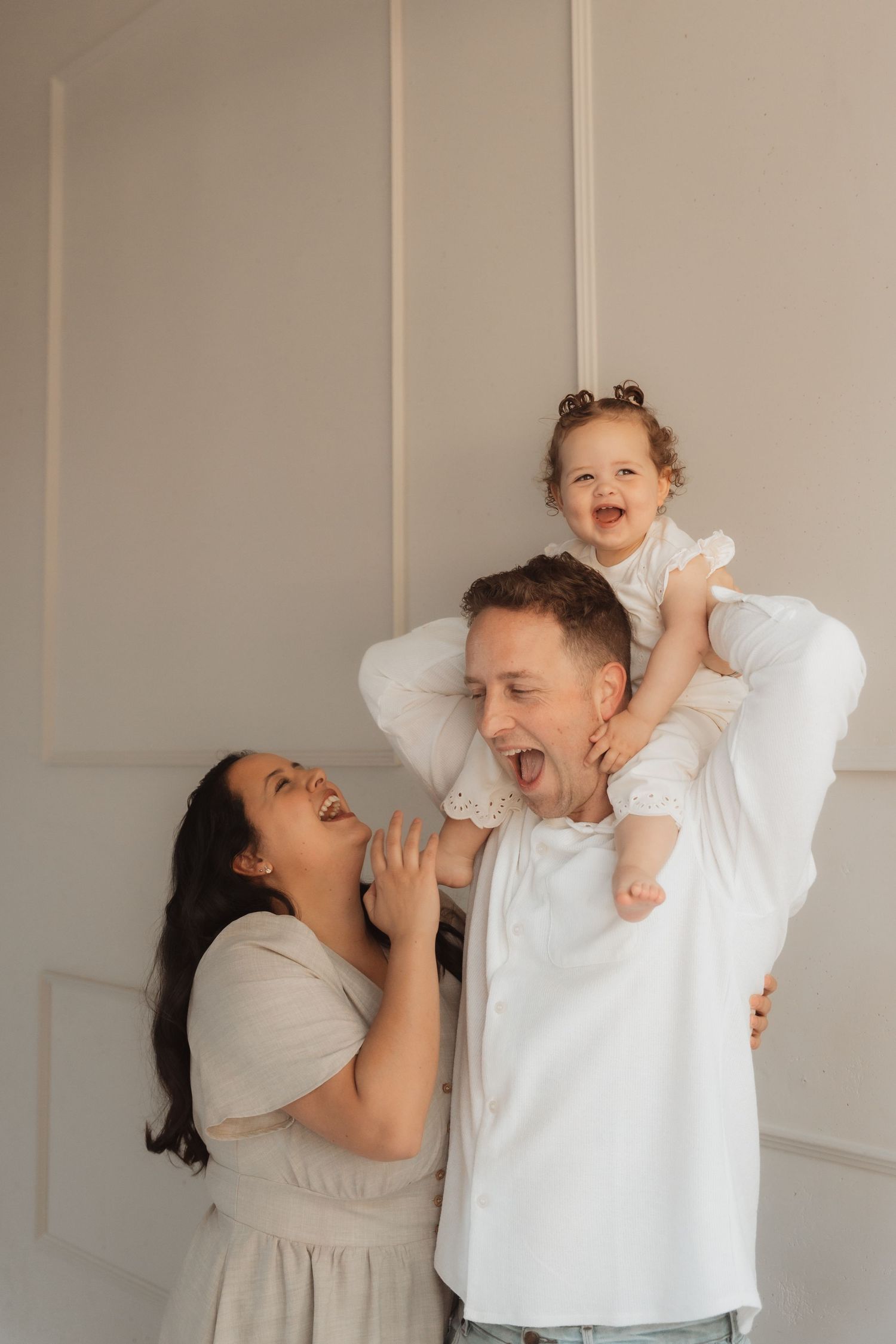 Newborn-, zwangerschap- en gezinsfotograaf voor pure, warme beelden. Ik leg jullie mooiste momenten vast in studio in heerlen Limburg