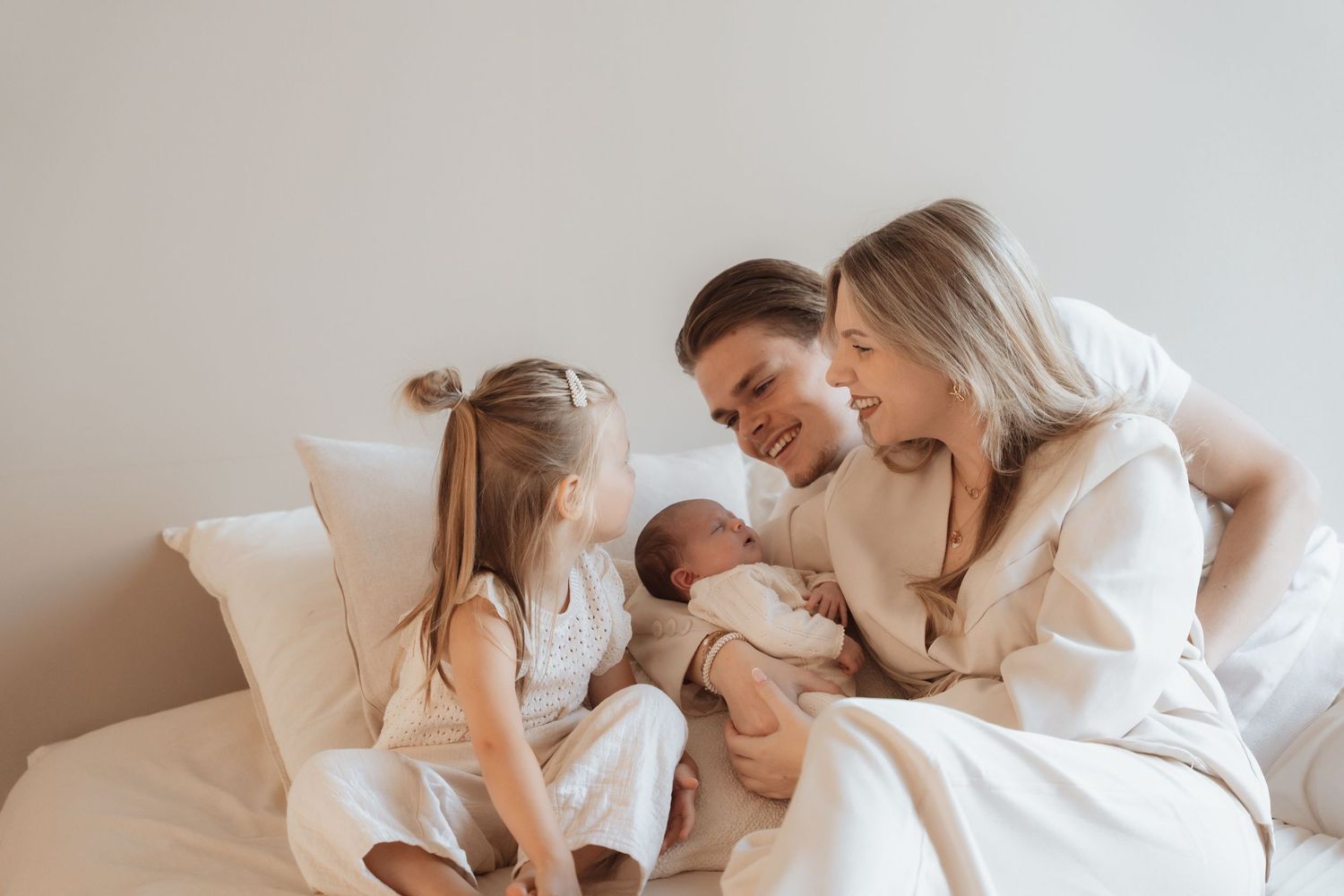 Newborn-, zwangerschap- en gezinsfotograaf voor pure, warme beelden. Ik leg jullie mooiste momenten vast in studio in heerlen Limburg