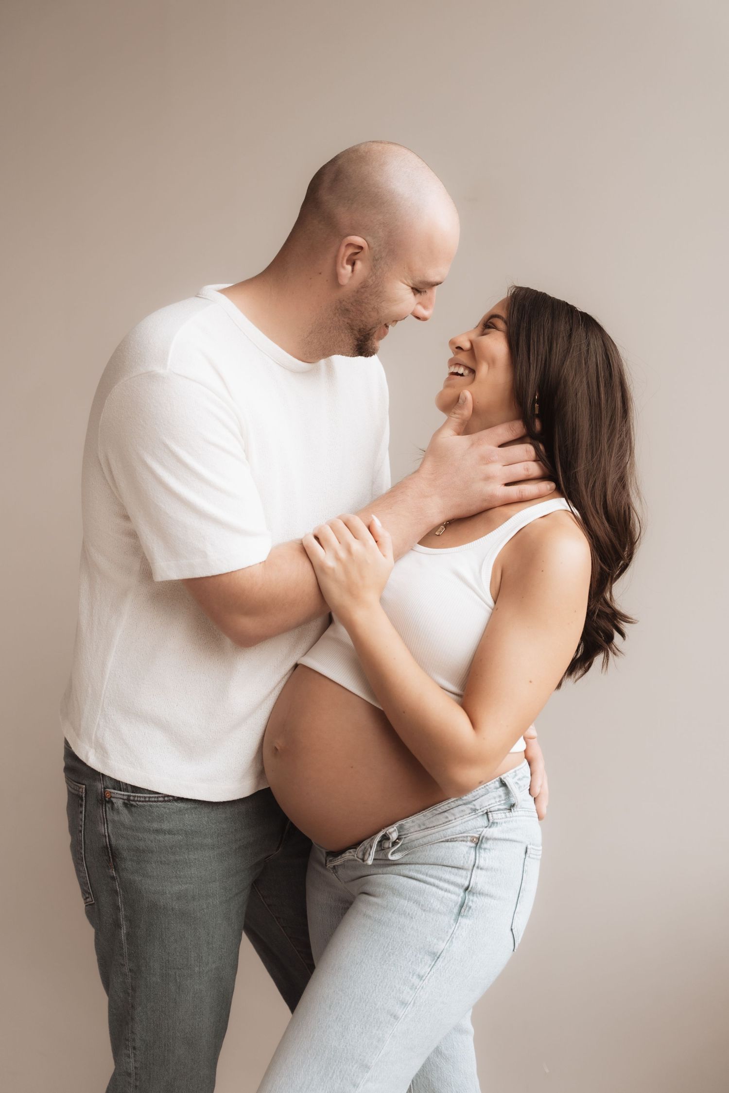 Newborn-, zwangerschap- en gezinsfotograaf voor pure, warme beelden. Ik leg jullie mooiste momenten vast in studio in heerlen Limburg