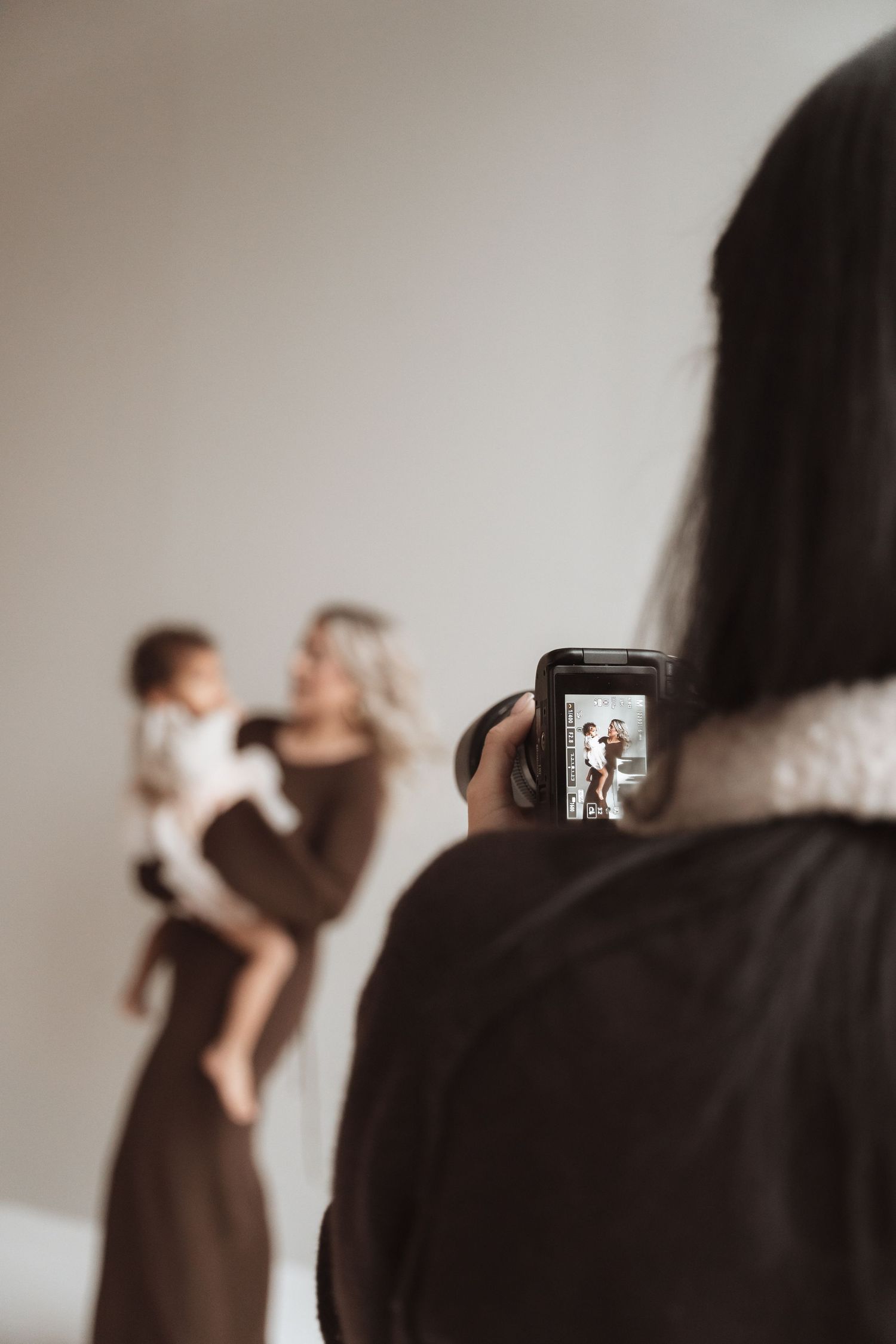 Newborn-, zwangerschap- en gezinsfotograaf voor pure, warme beelden. Ik leg jullie mooiste momenten vast in studio in heerlen Limburg