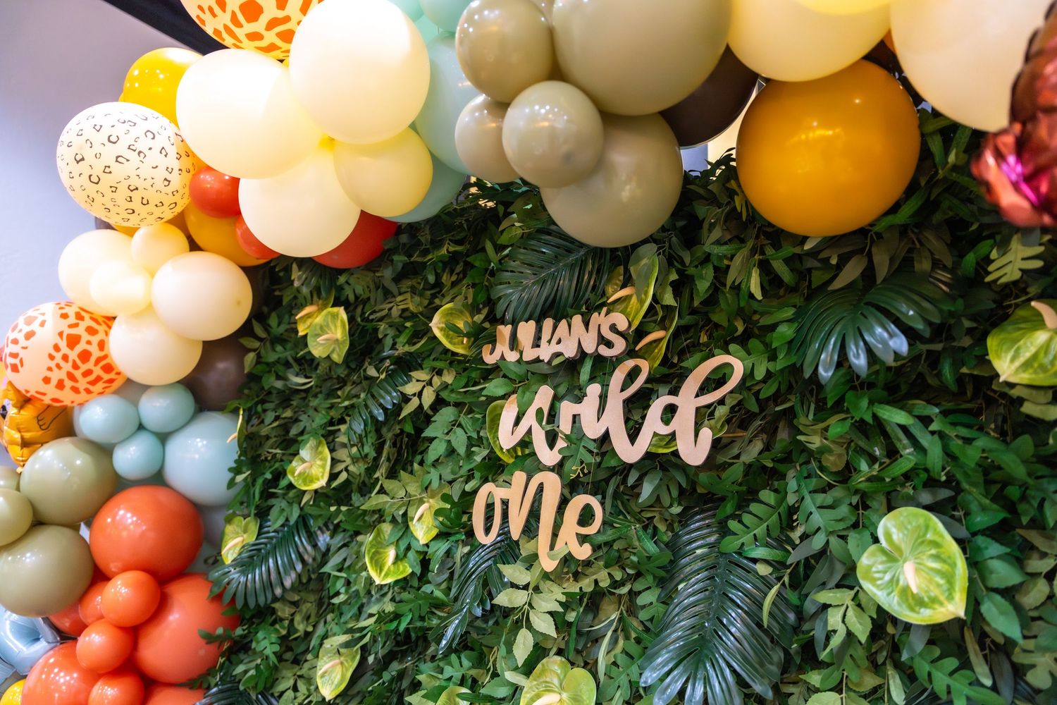 jungle themed birthday backdrop with baloons