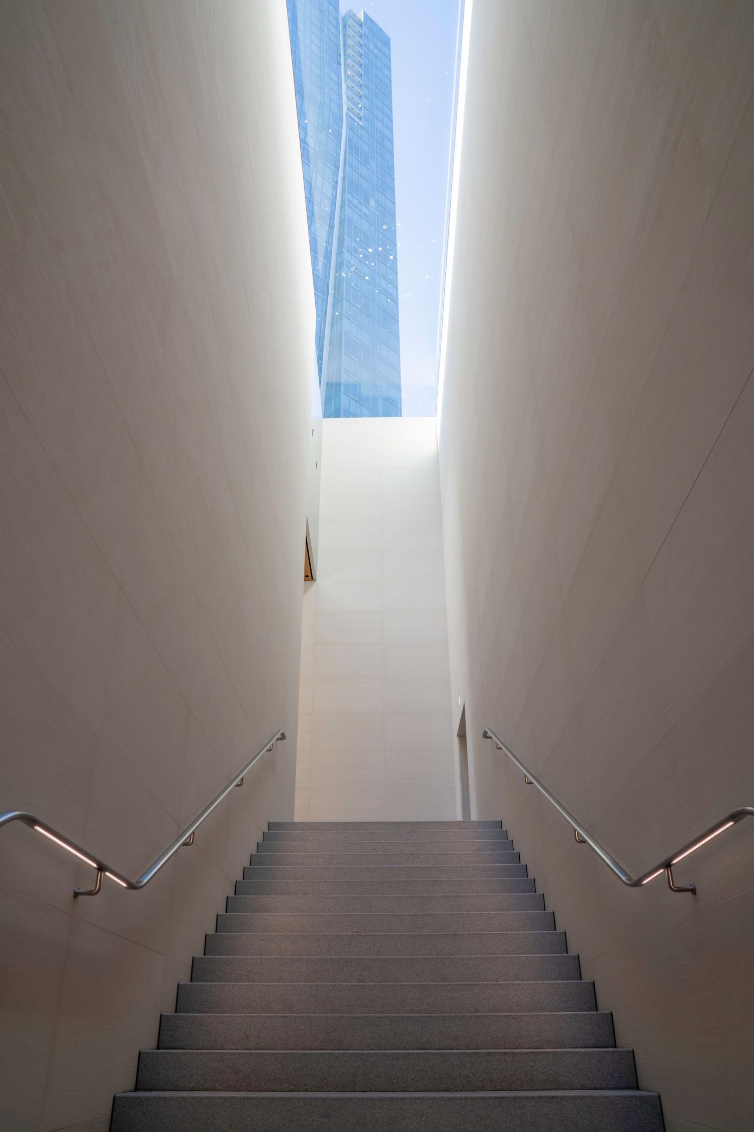 Commercial - Apple Store - Jul 2024