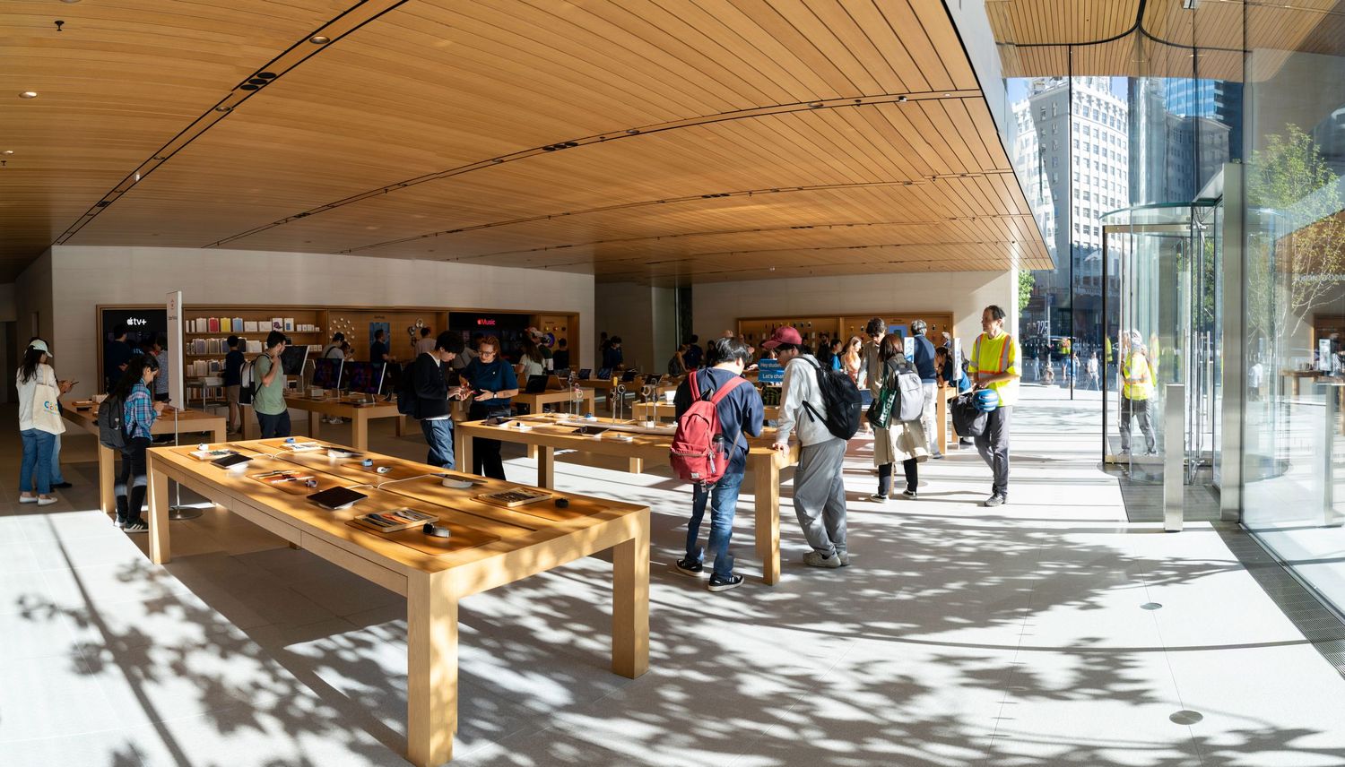 Commercial - Apple Store - Jul 2024