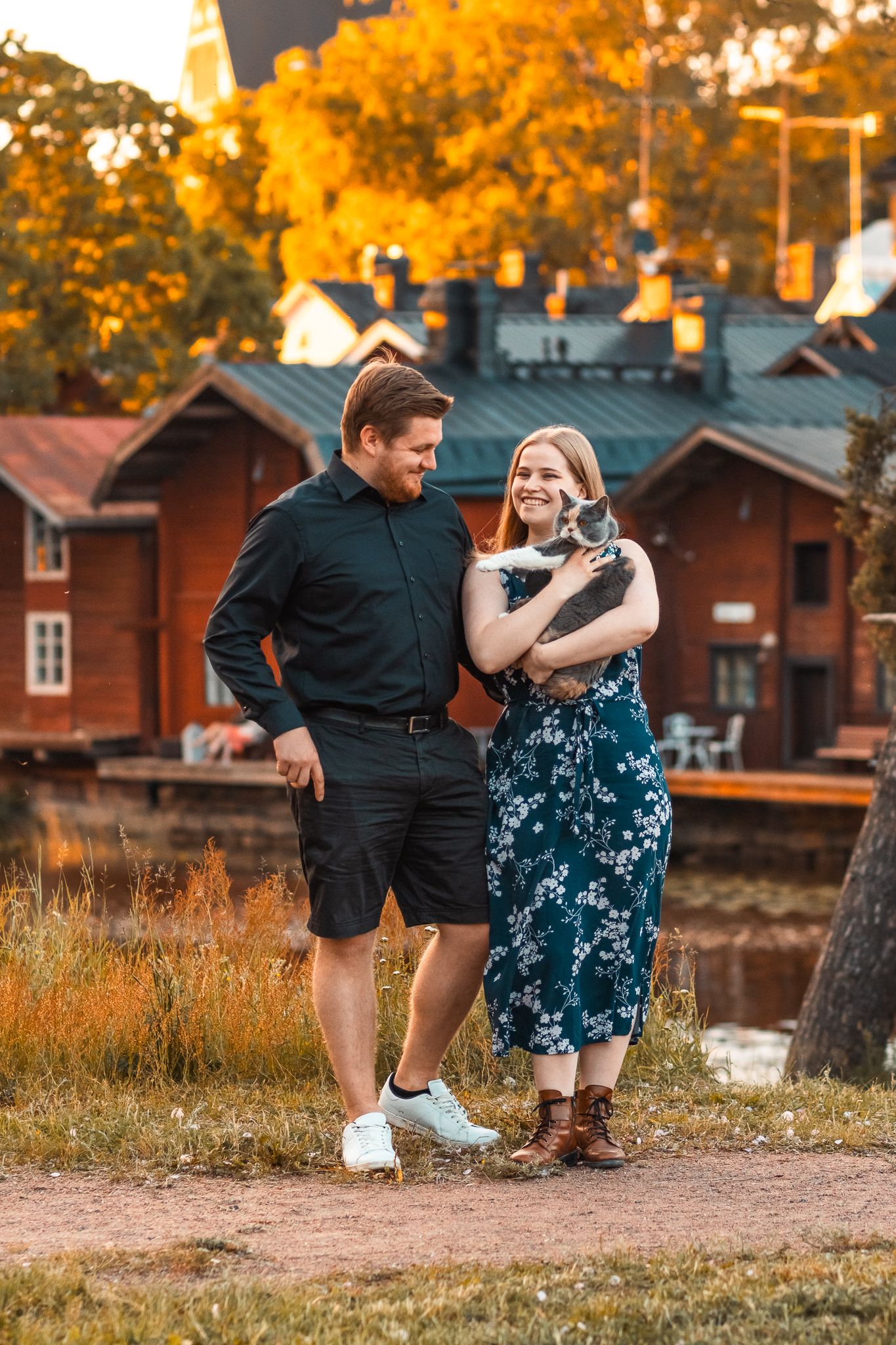 Perhekuva, jossa mies ja nainen, sekä brittiläinen lyhytkarva -kissa